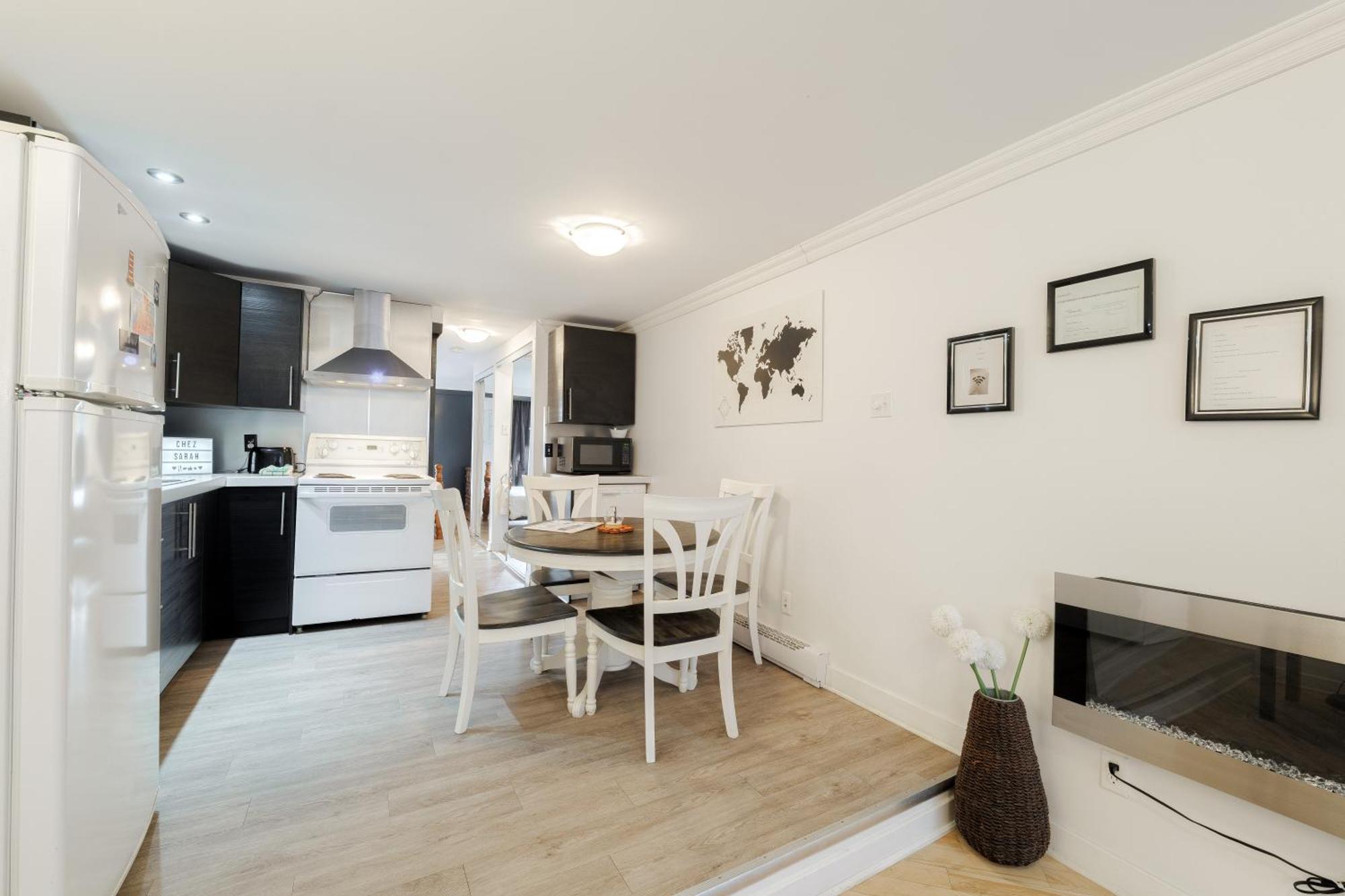 Chez Sarah: Themed Cozy Loft Apartment Montreal