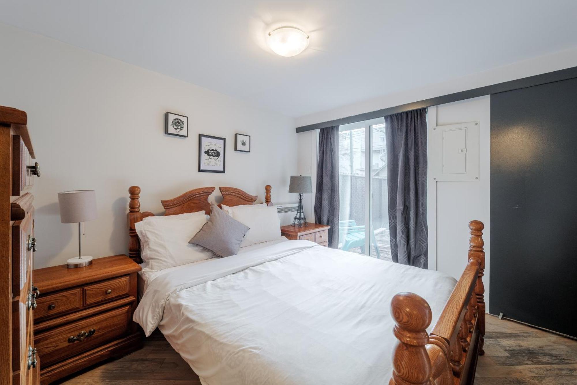 Chez Sarah: Themed Cozy Loft Apartment Montreal