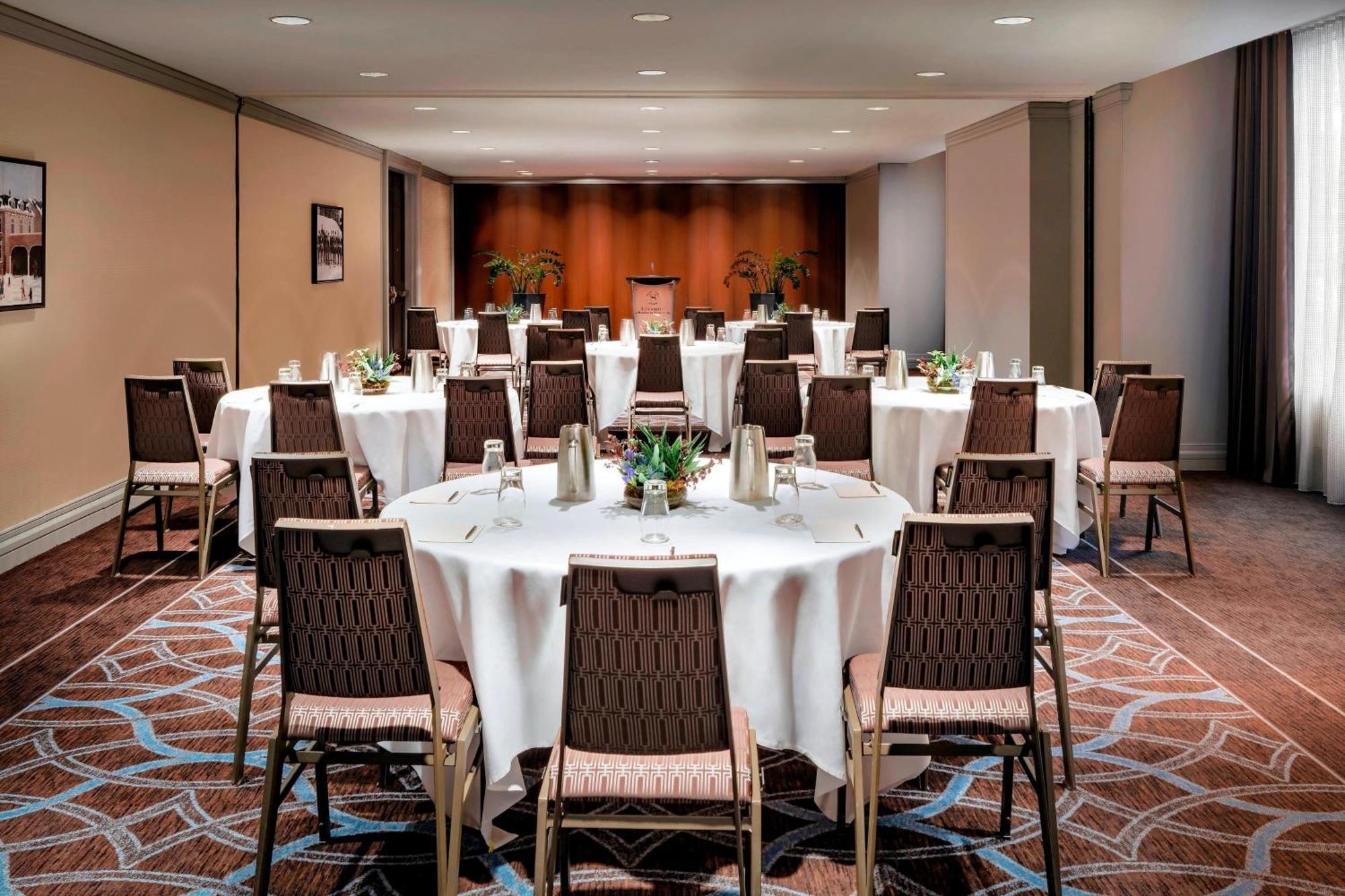 Hotel Le Centre Sheraton