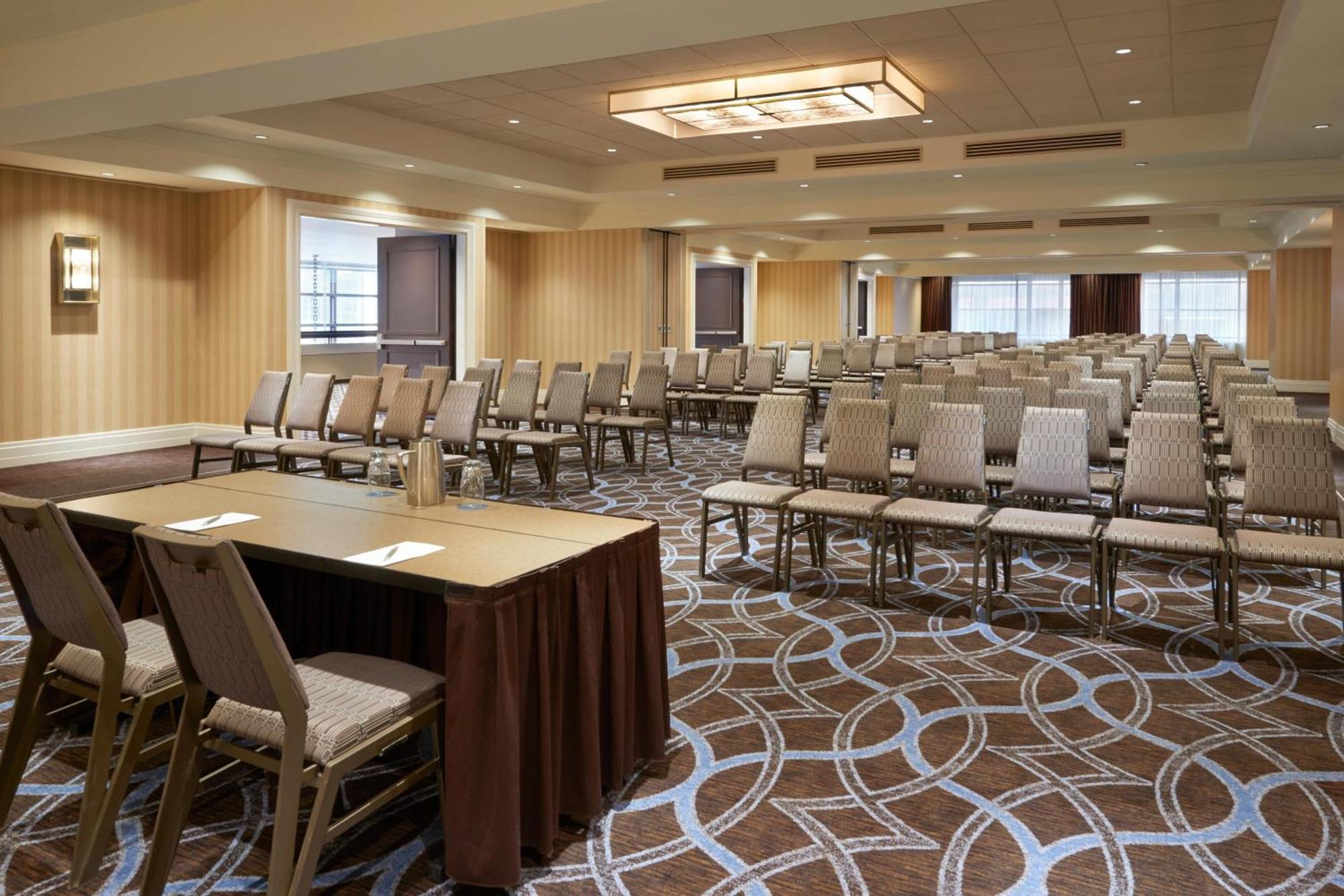 Le Centre Sheraton Hotel 4*