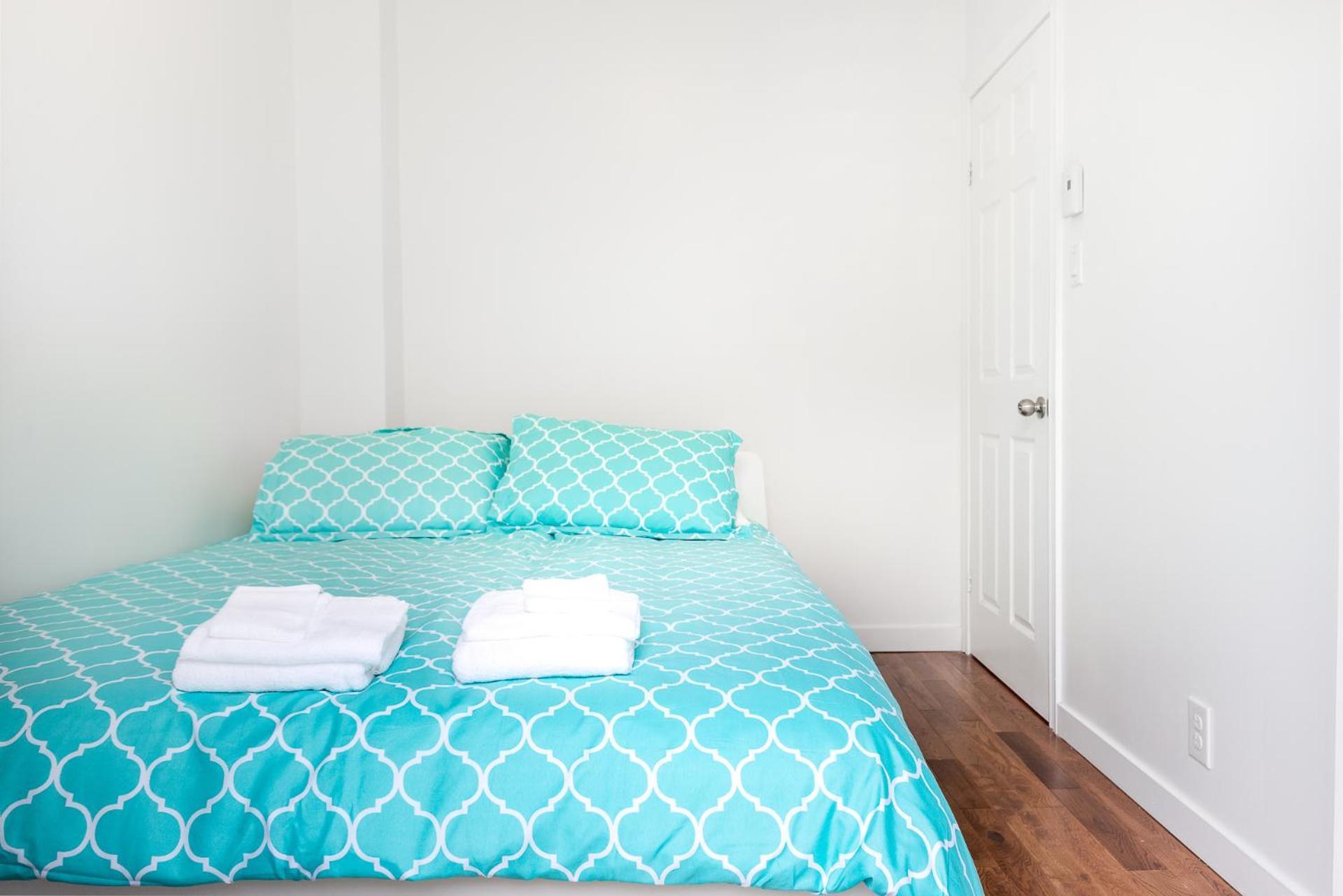 Apartment Amazing Three Bedroom In Facing A Park Montreal