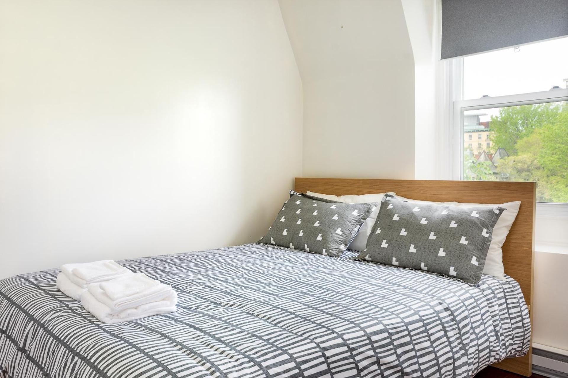 Amazing Three Bedroom In Facing A Park Apartment