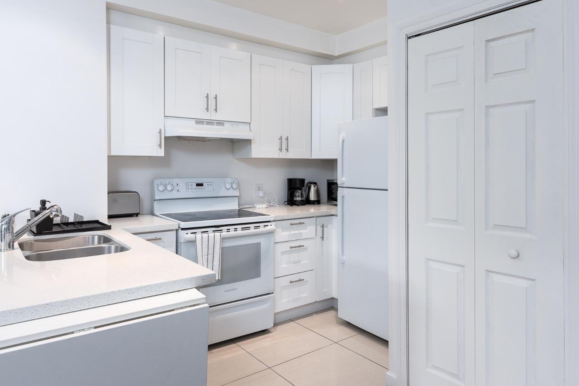 Amazing Three Bedroom In Facing A Park Apartment *