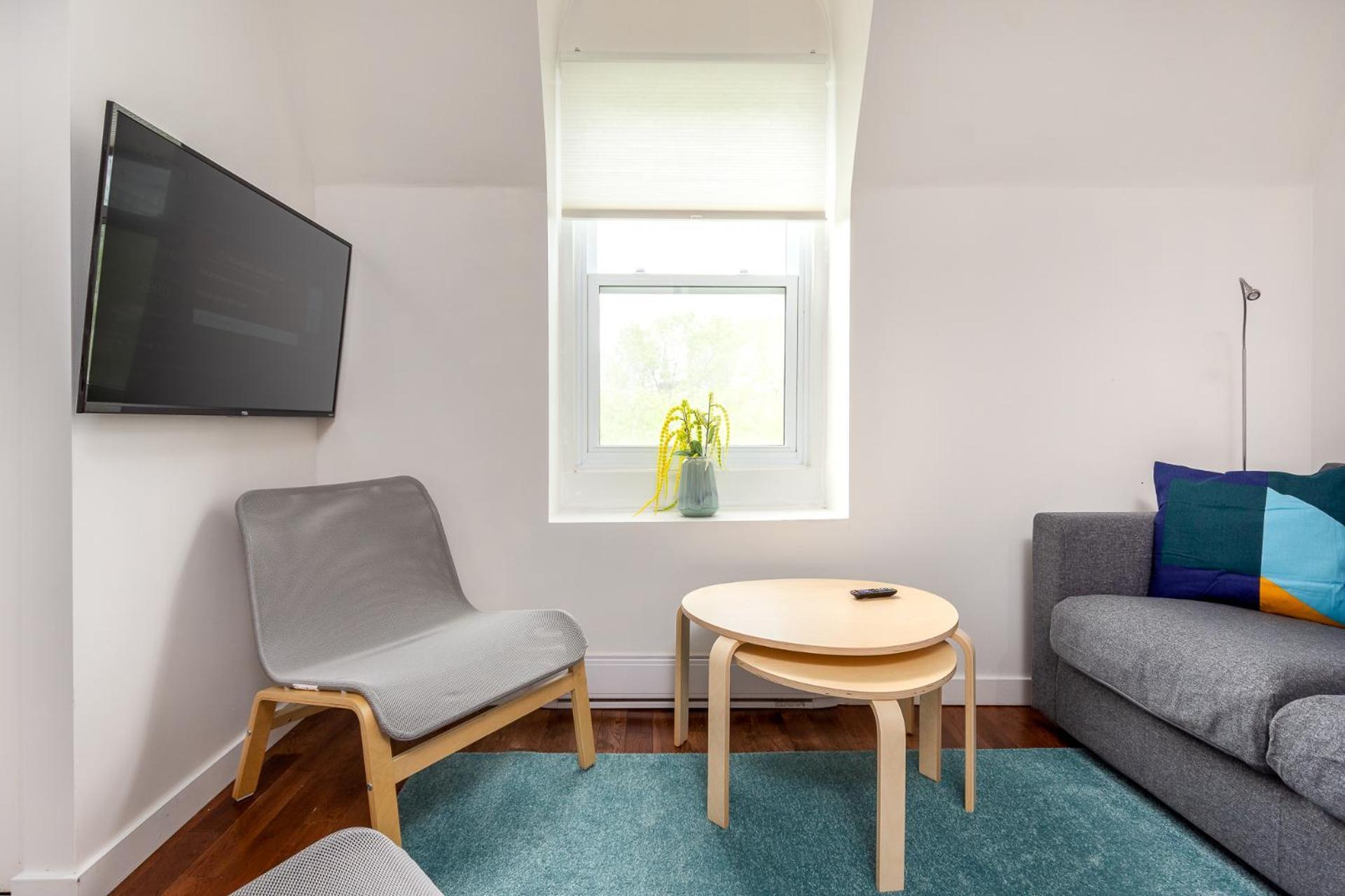Amazing Three Bedroom In Facing A Park