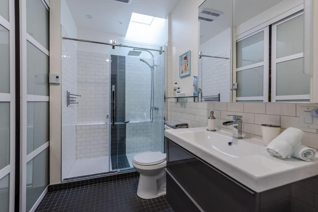 Cozy Skylight Apartment, Pets Welcome! Apartment *