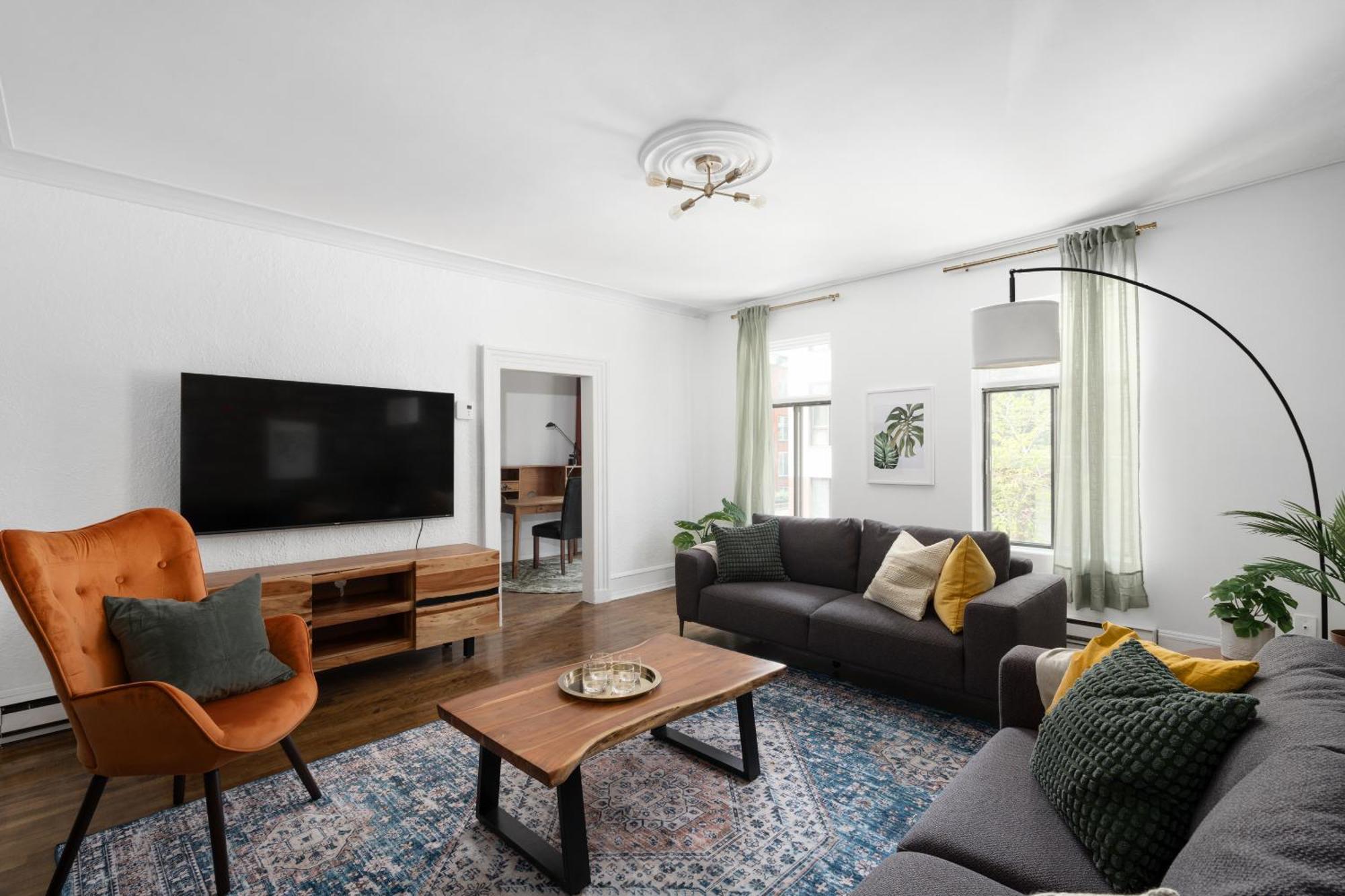 Luxurious Old Parking Patio 10 Guests * Montreal