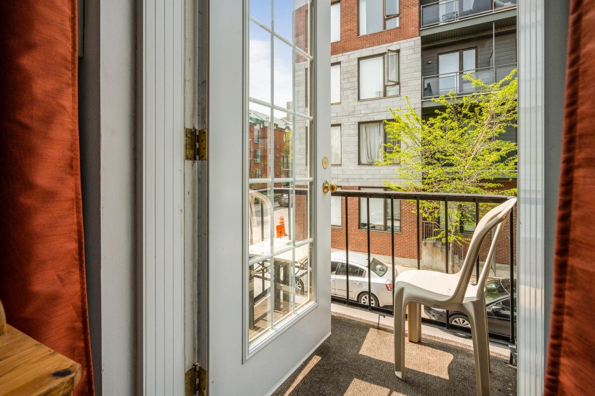 Luxurious Old Parking Patio 10 Guests * Montreal