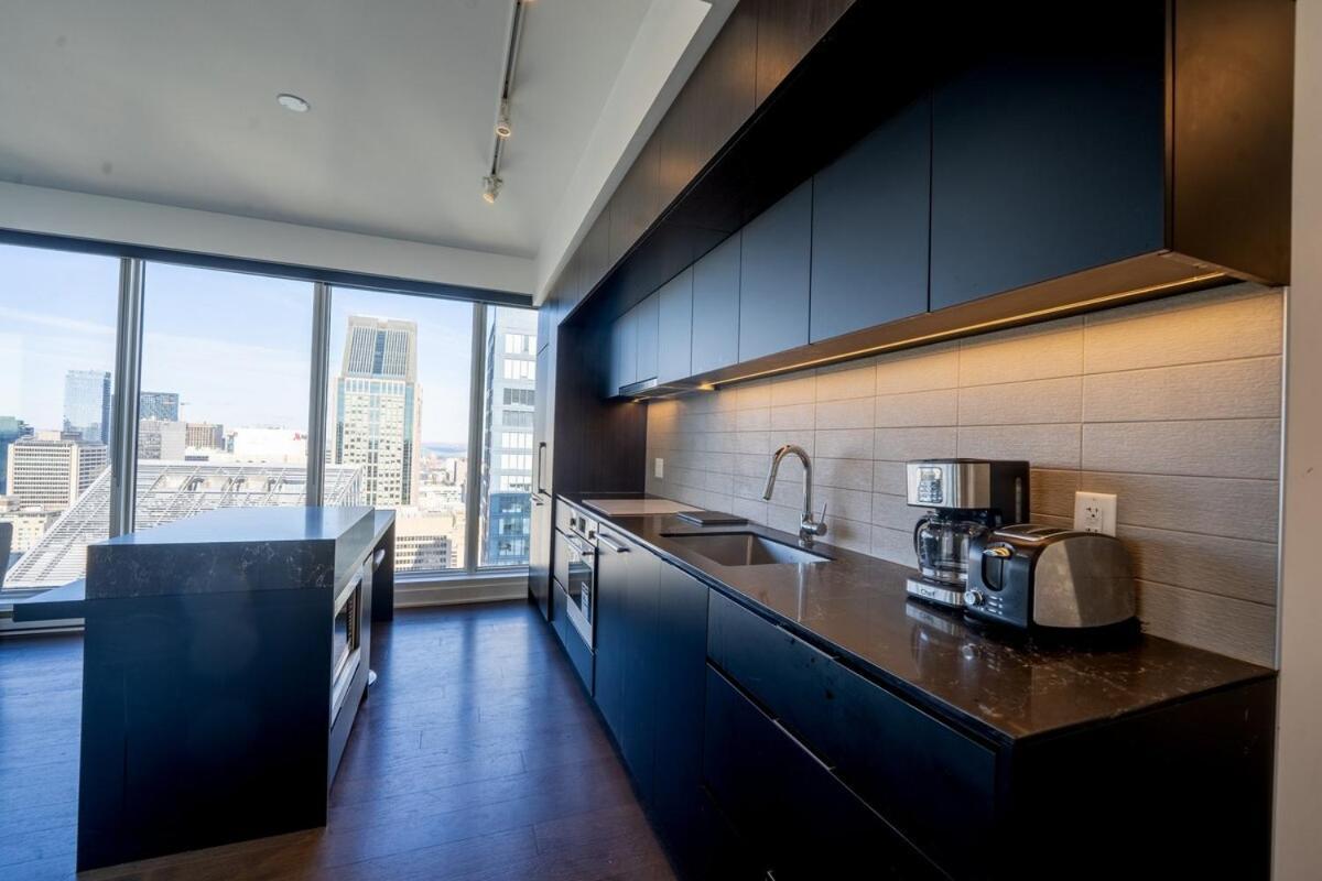 Apartment 3 Bd Penthouse With View *
