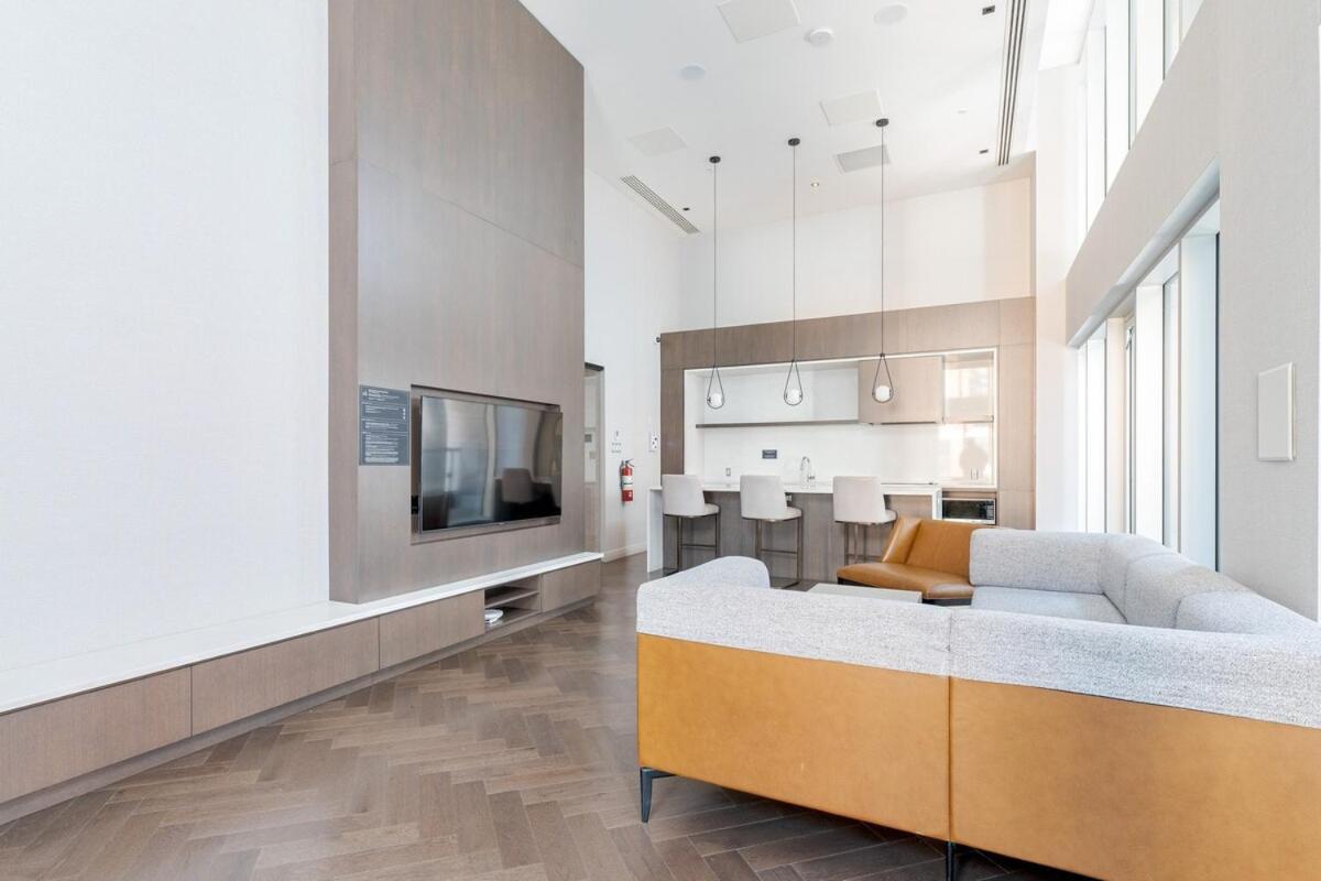 3 Bd Penthouse With View *