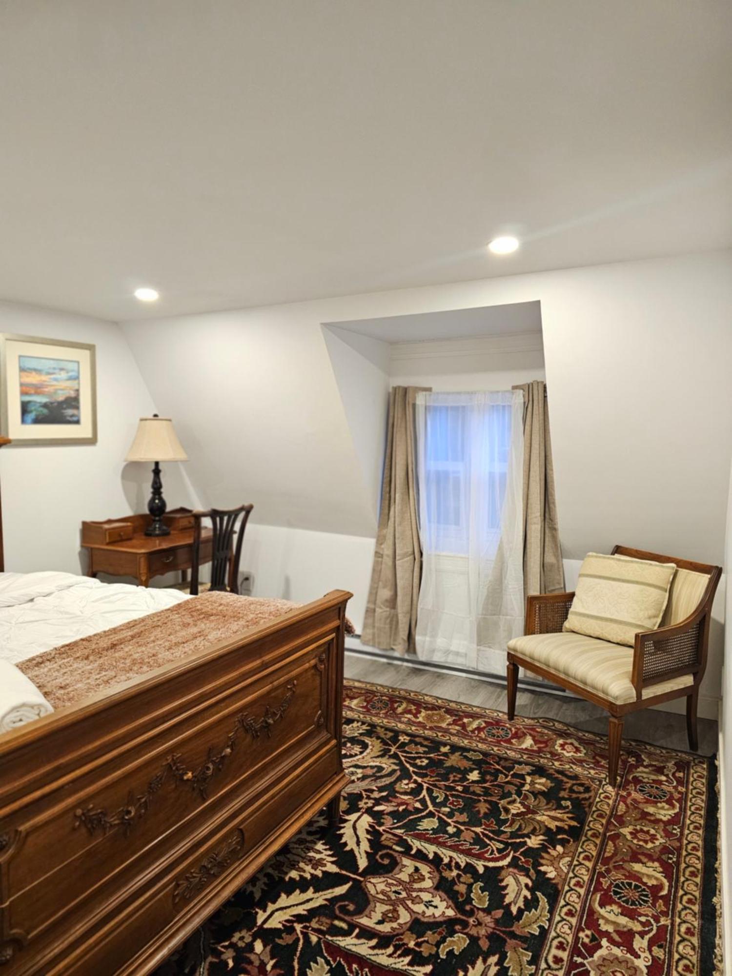 Rustique Duplex Downtown Apartment