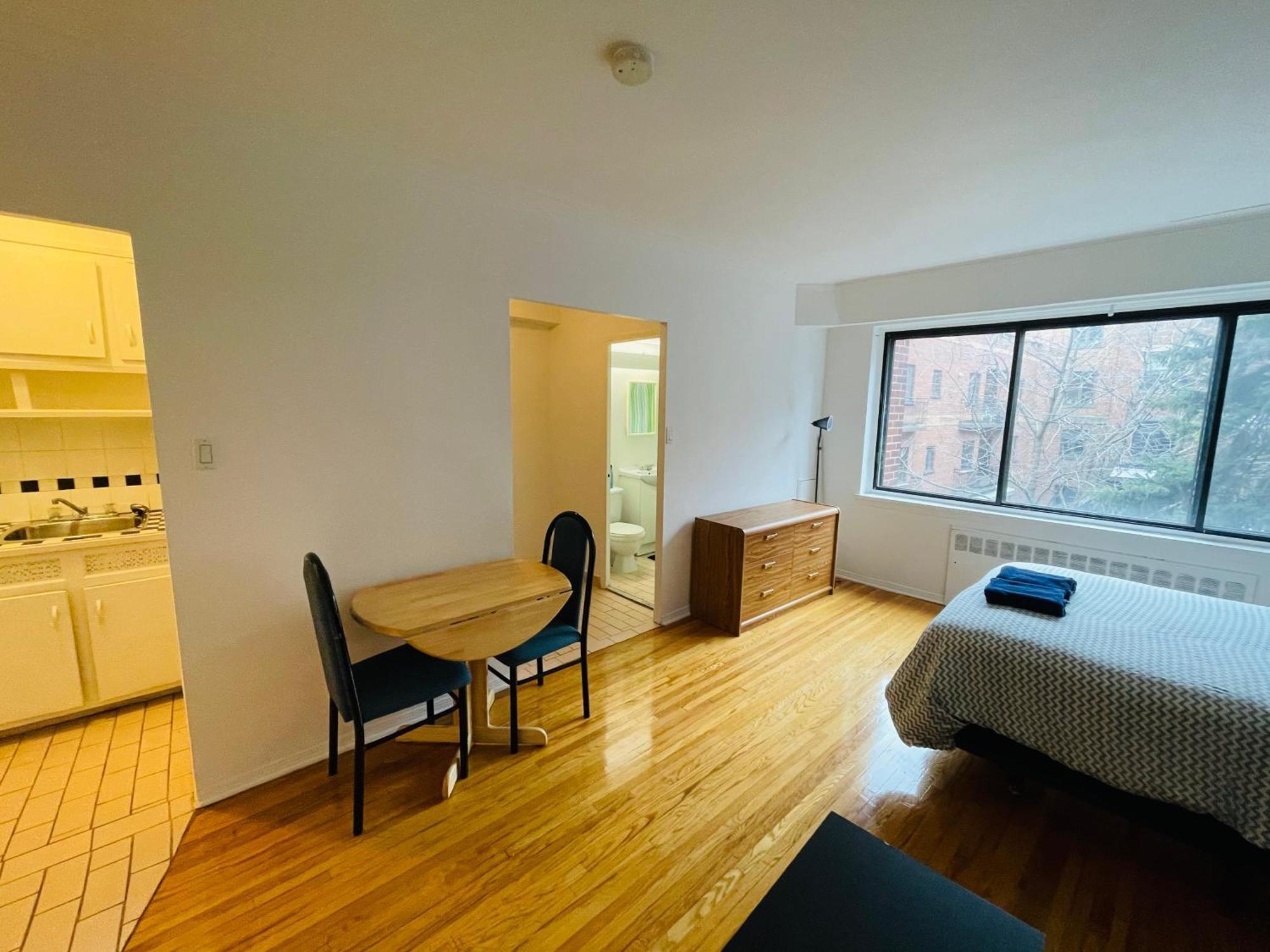Stylish Comfortable In The Golden Square Mile Apartment Montreal