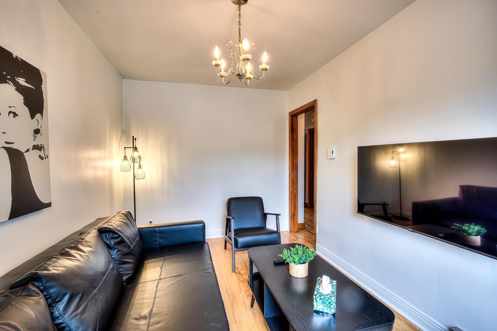 Traveler's Home! Vintage & Value 2br Apt! Apartment
