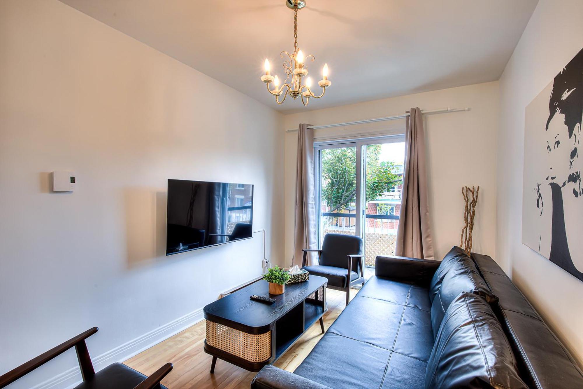 Apartment Traveler's Home! Vintage & Value 2br Apt! Montreal