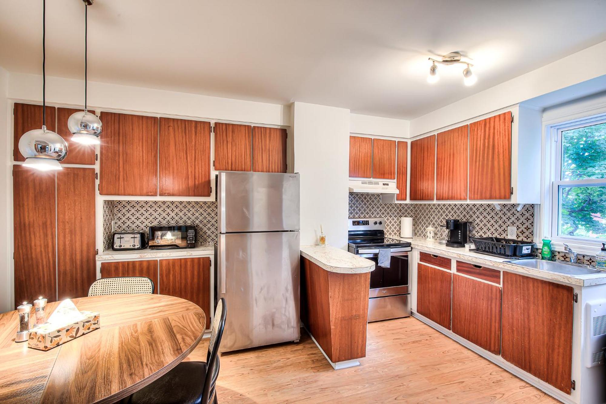 Traveler's Home! Vintage & Value 2br Apt! *