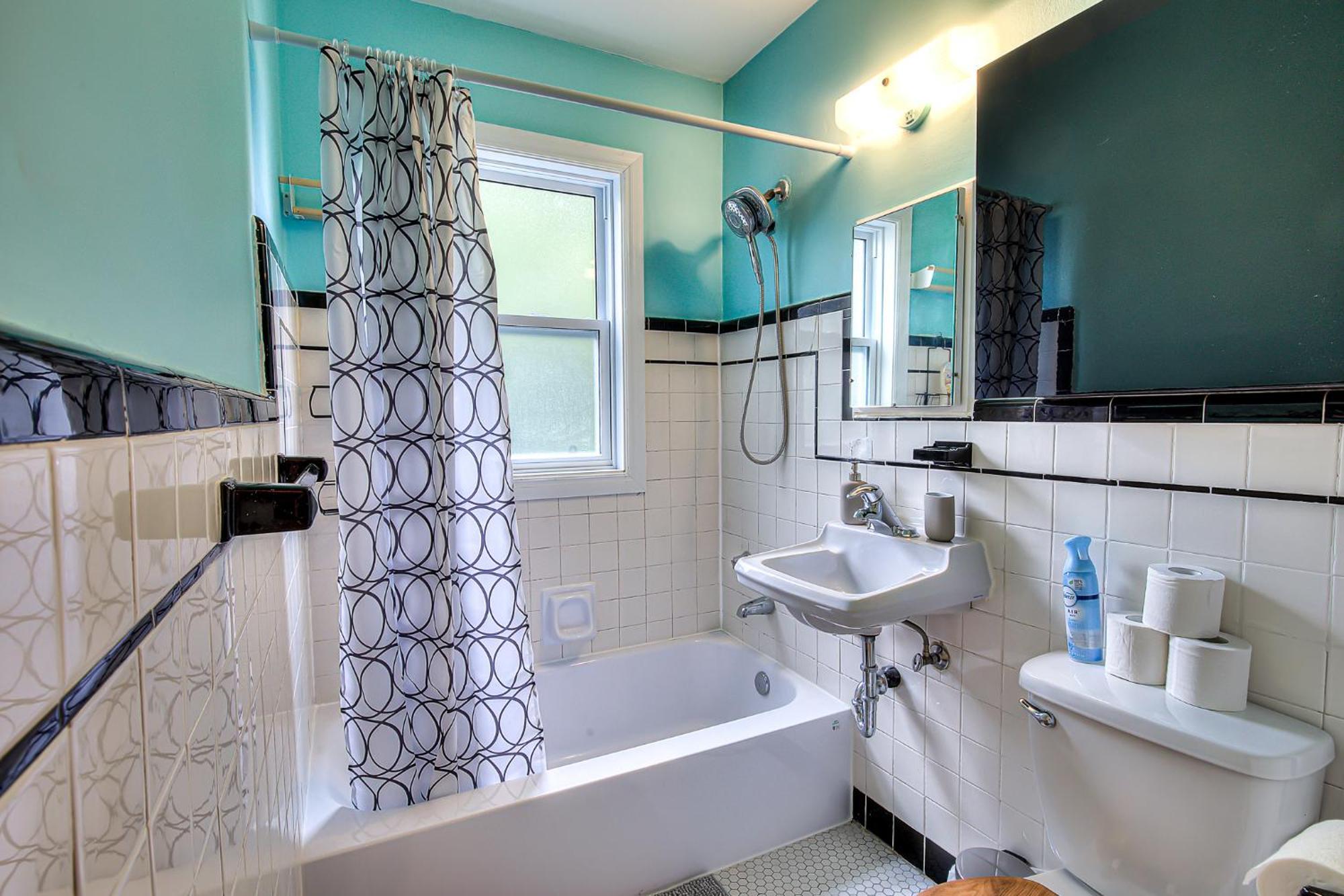 Apartment Traveler's Home! Vintage & Value 2br Apt! *