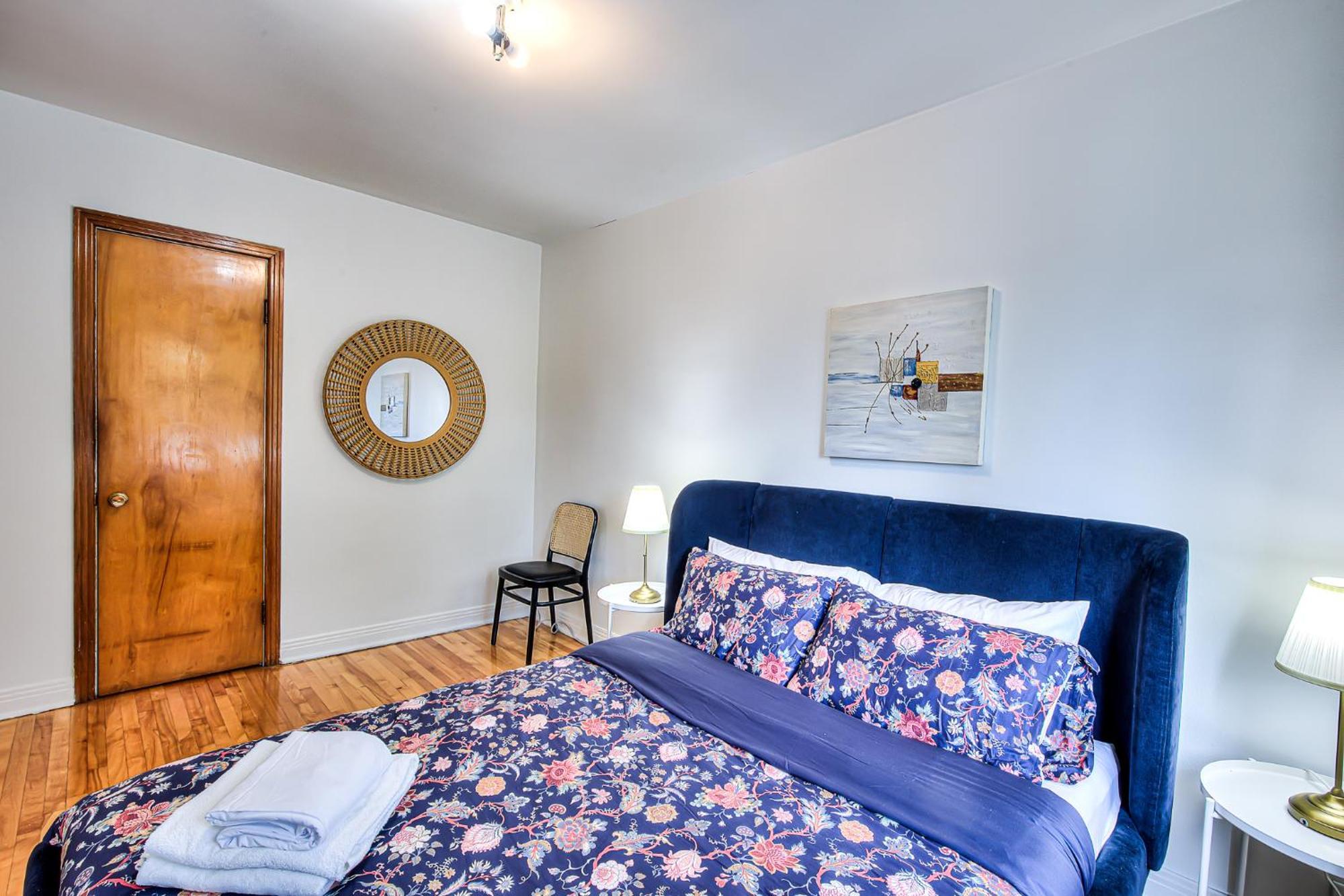 Apartment Traveler's Home! Vintage & Value 2br Apt! Montreal