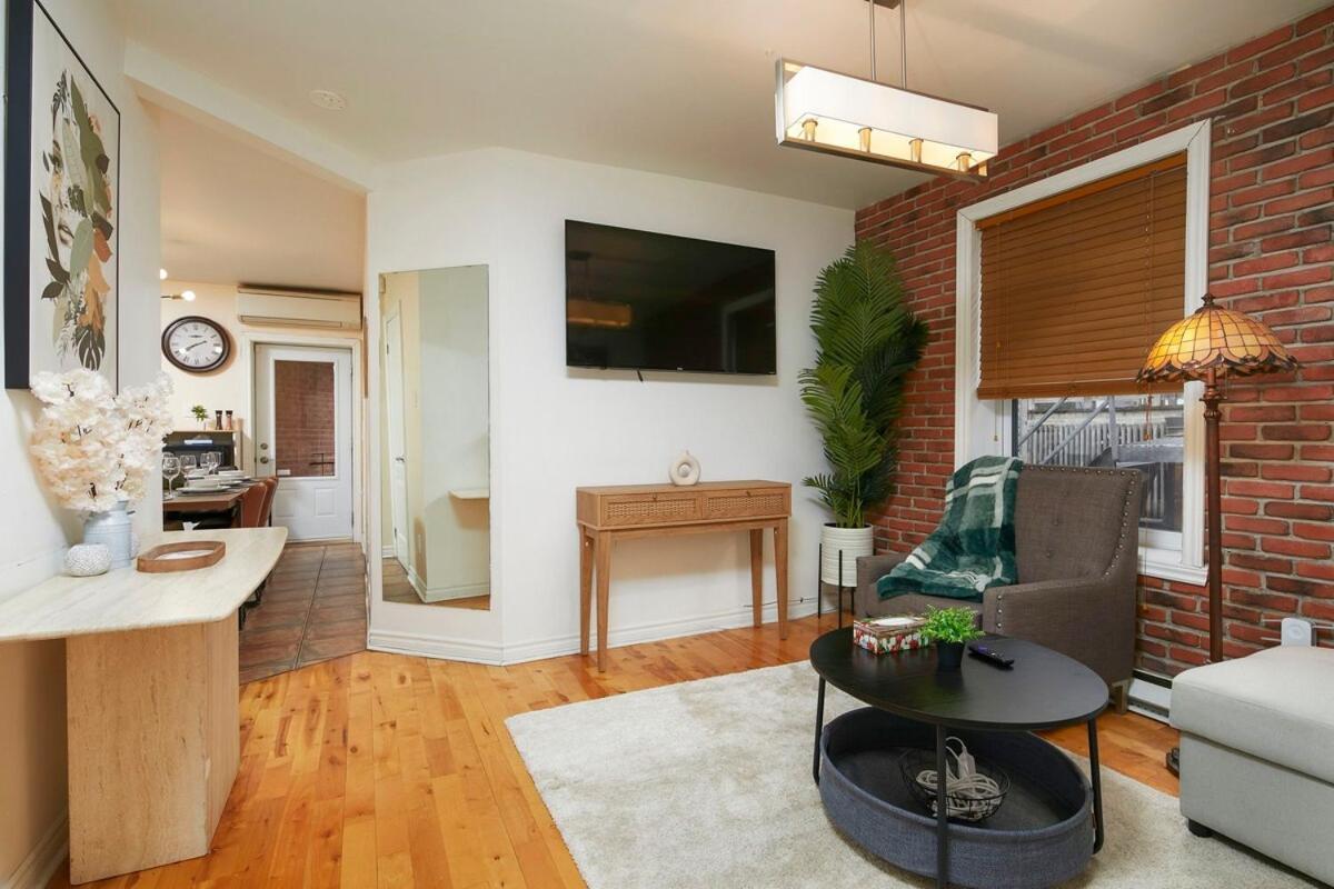 Charming In Prime Location - Plateau Mont Royal Apartment *