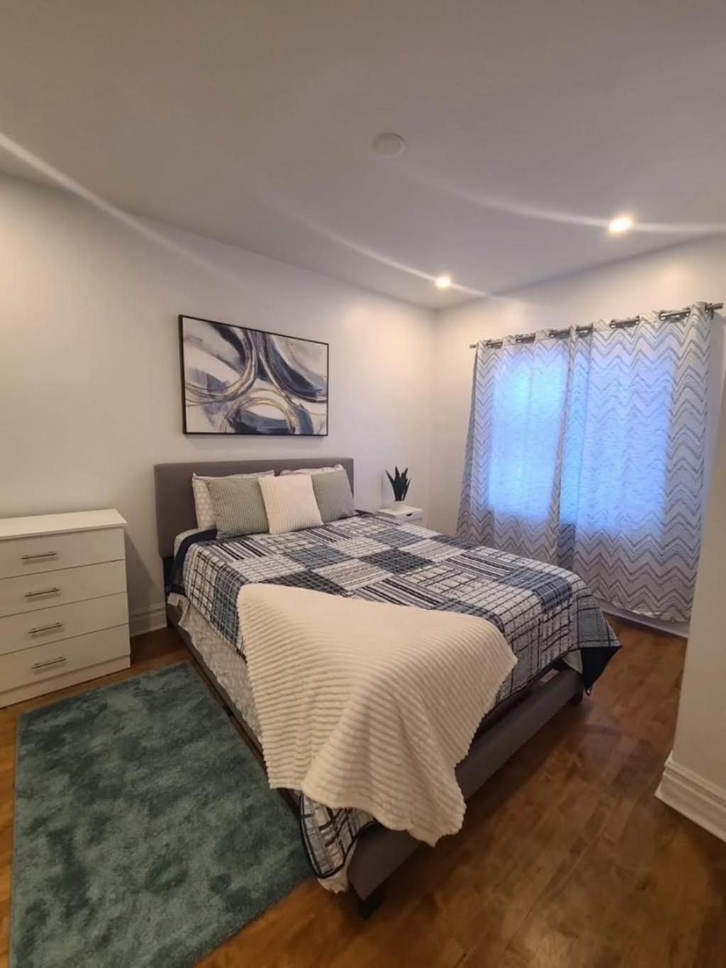Spacious 3br Retreat In Vibrant Montreal, Parks, Dining & Culture