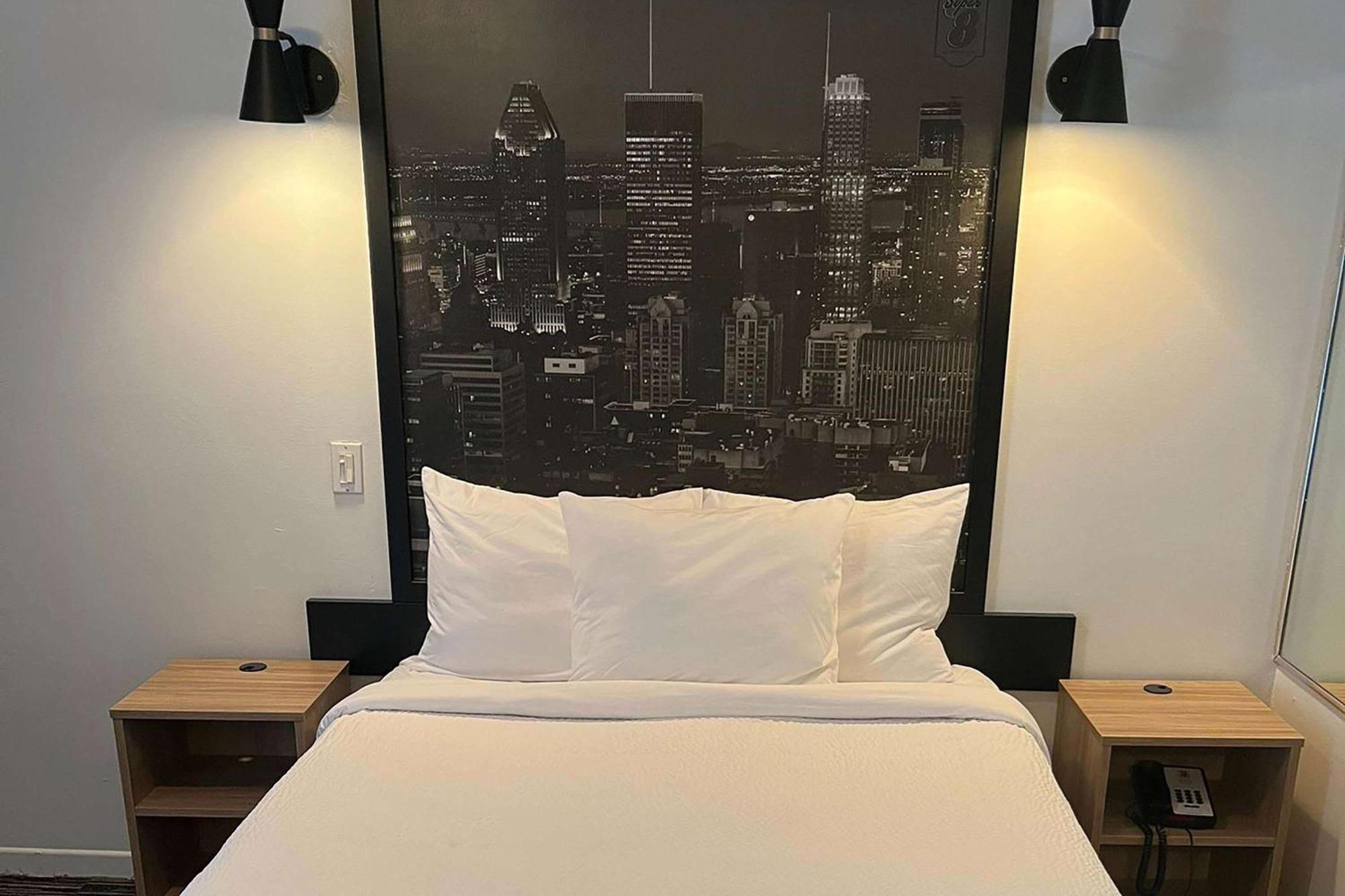 Motel Super 8 By Wyndham Montreal