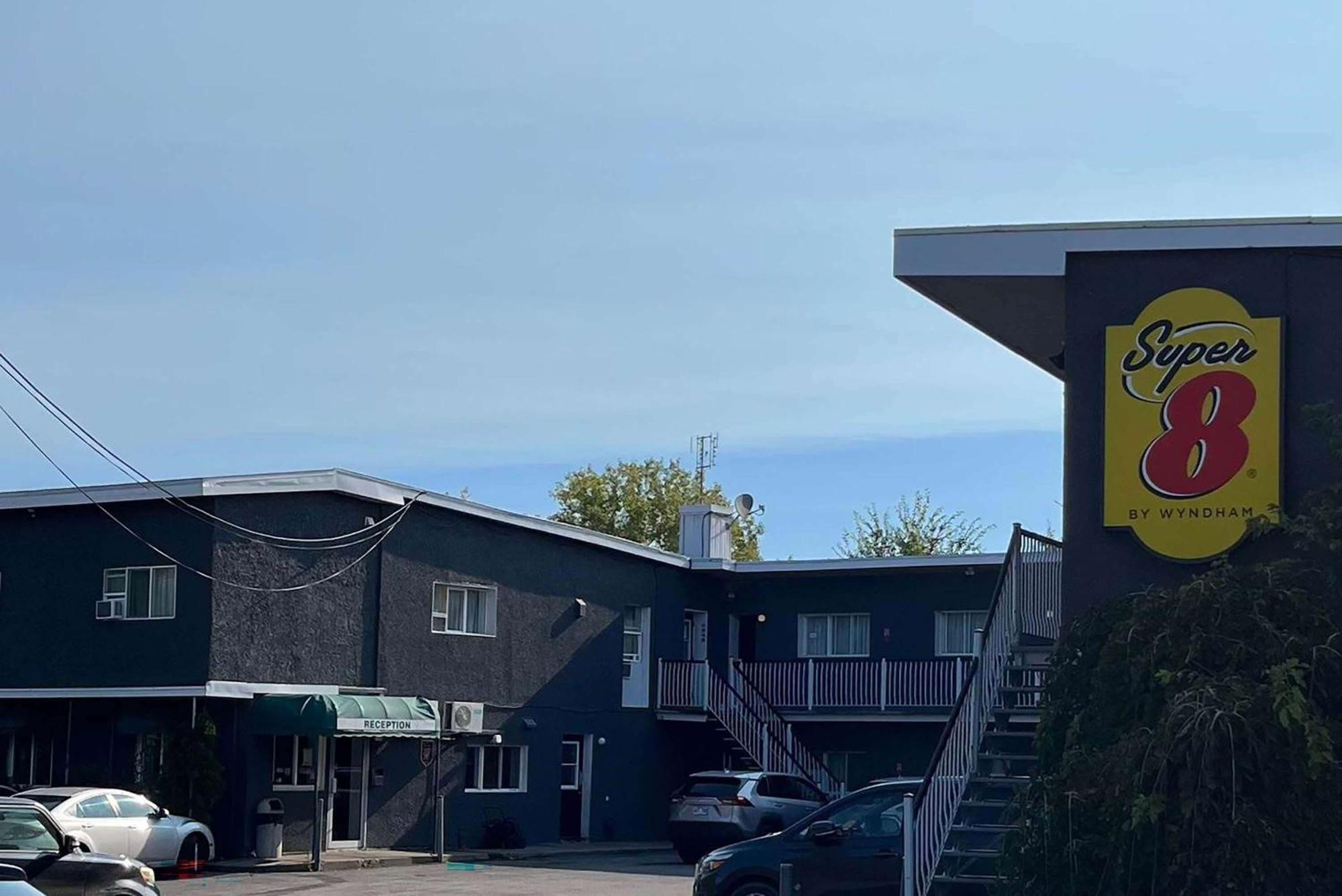 Super 8 By Wyndham Motel Montreal