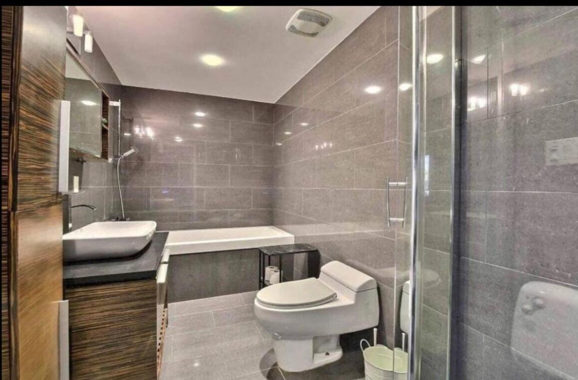 Chic Downtown 2 Bed 2 Bath Free Indoor Parking