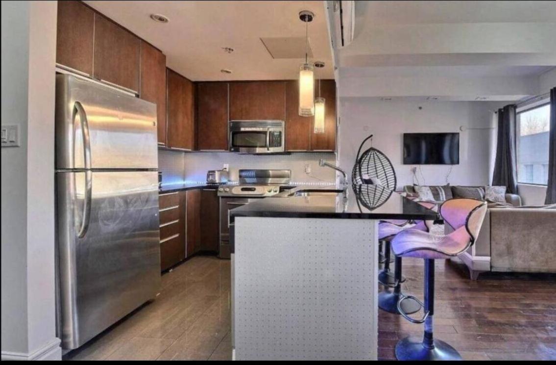 Chic Downtown 2 Bed 2 Bath Free Indoor Parking Apartment *