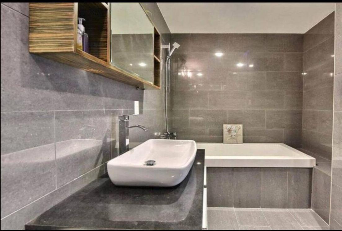 Apartment Chic Downtown 2 Bed 2 Bath Free Indoor Parking Montreal