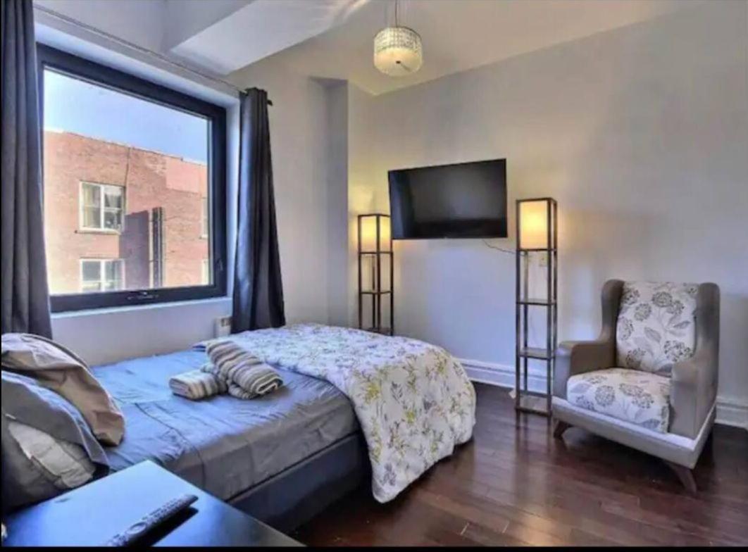 Chic Downtown 2 Bed 2 Bath Free Indoor Parking Montreal