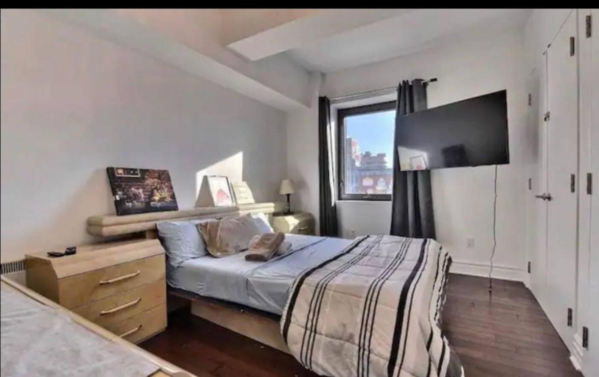 Chic Downtown 2 Bed 2 Bath Free Indoor Parking * Montreal