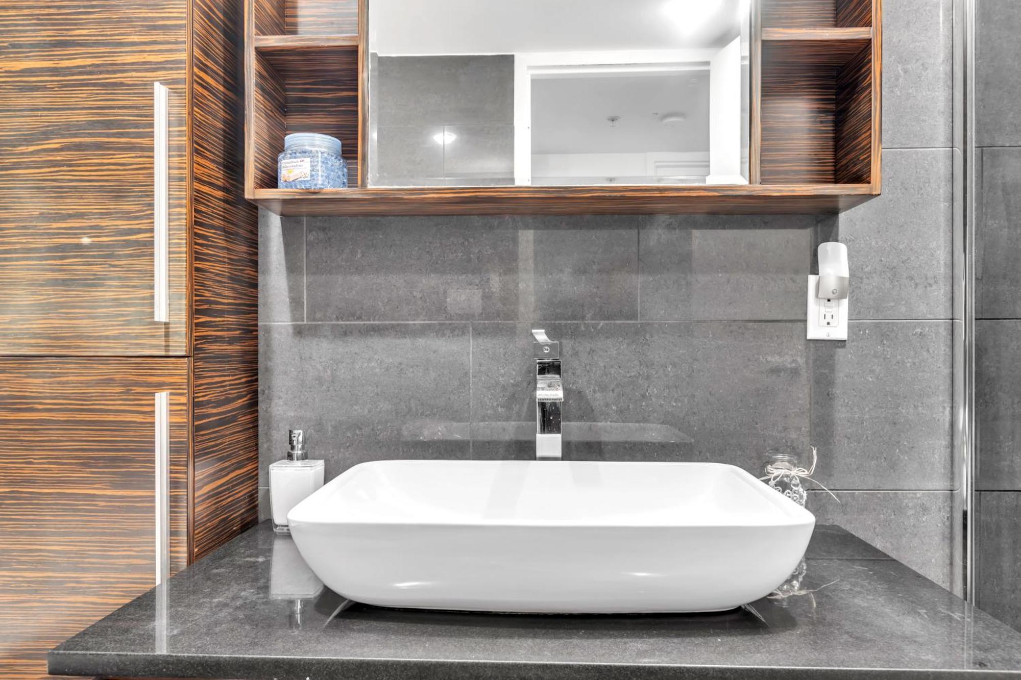 Luxurious 2 Bedroom 2 Bathroom Downtown *