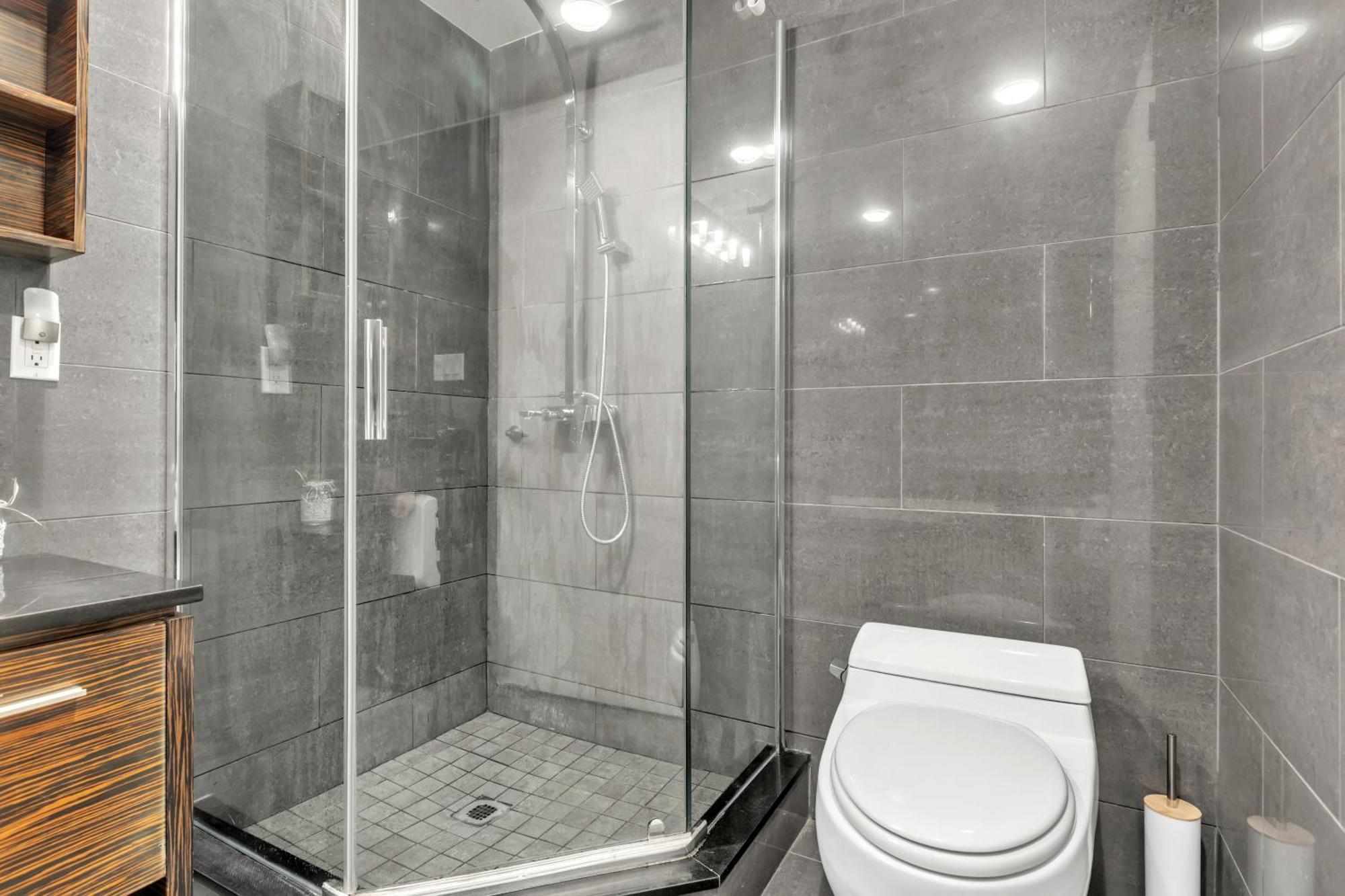 Luxurious 2 Bedroom 2 Bathroom Downtown Apartment *