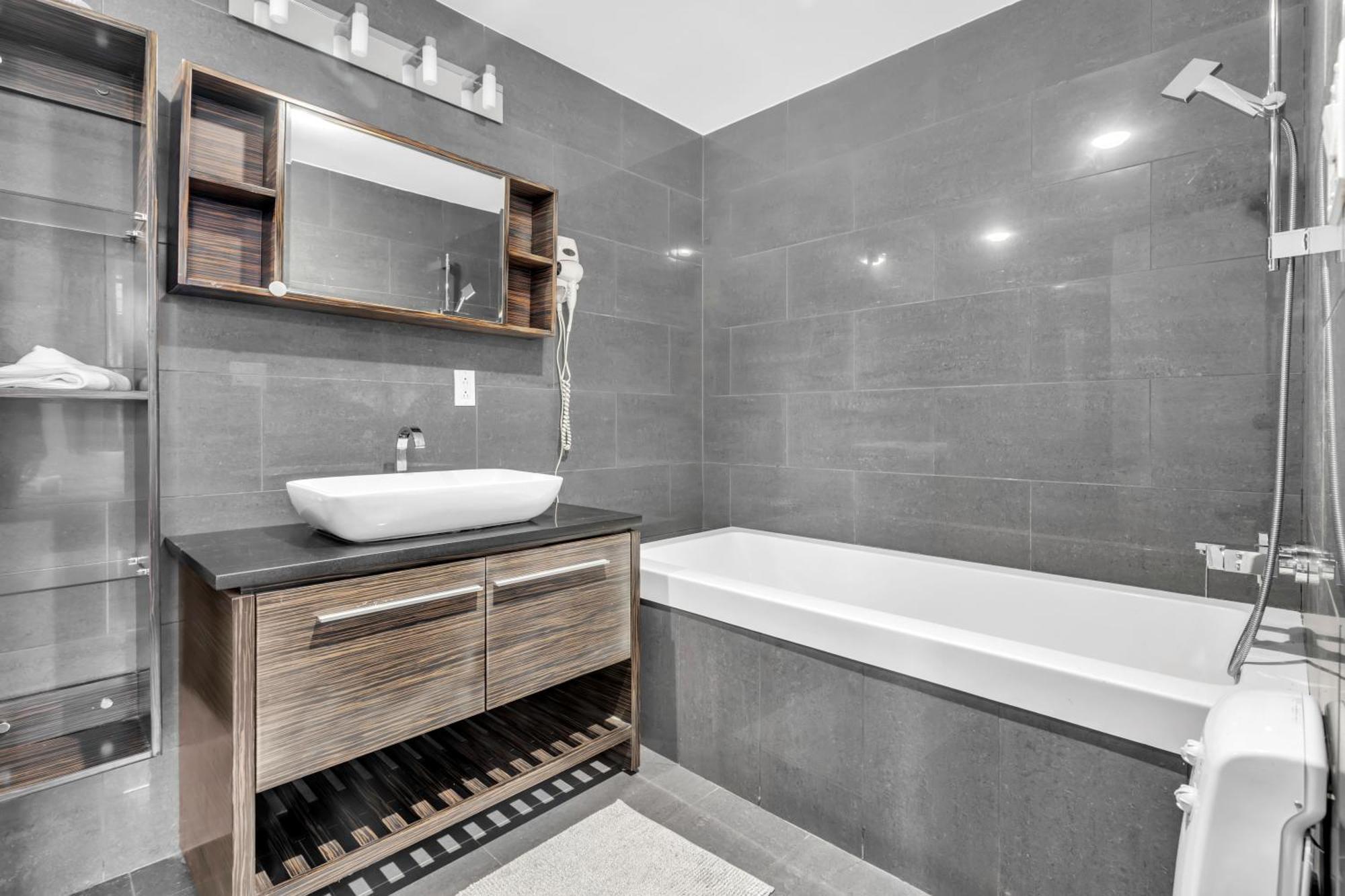 Luxurious 2 Bedroom 2 Bathroom Downtown
