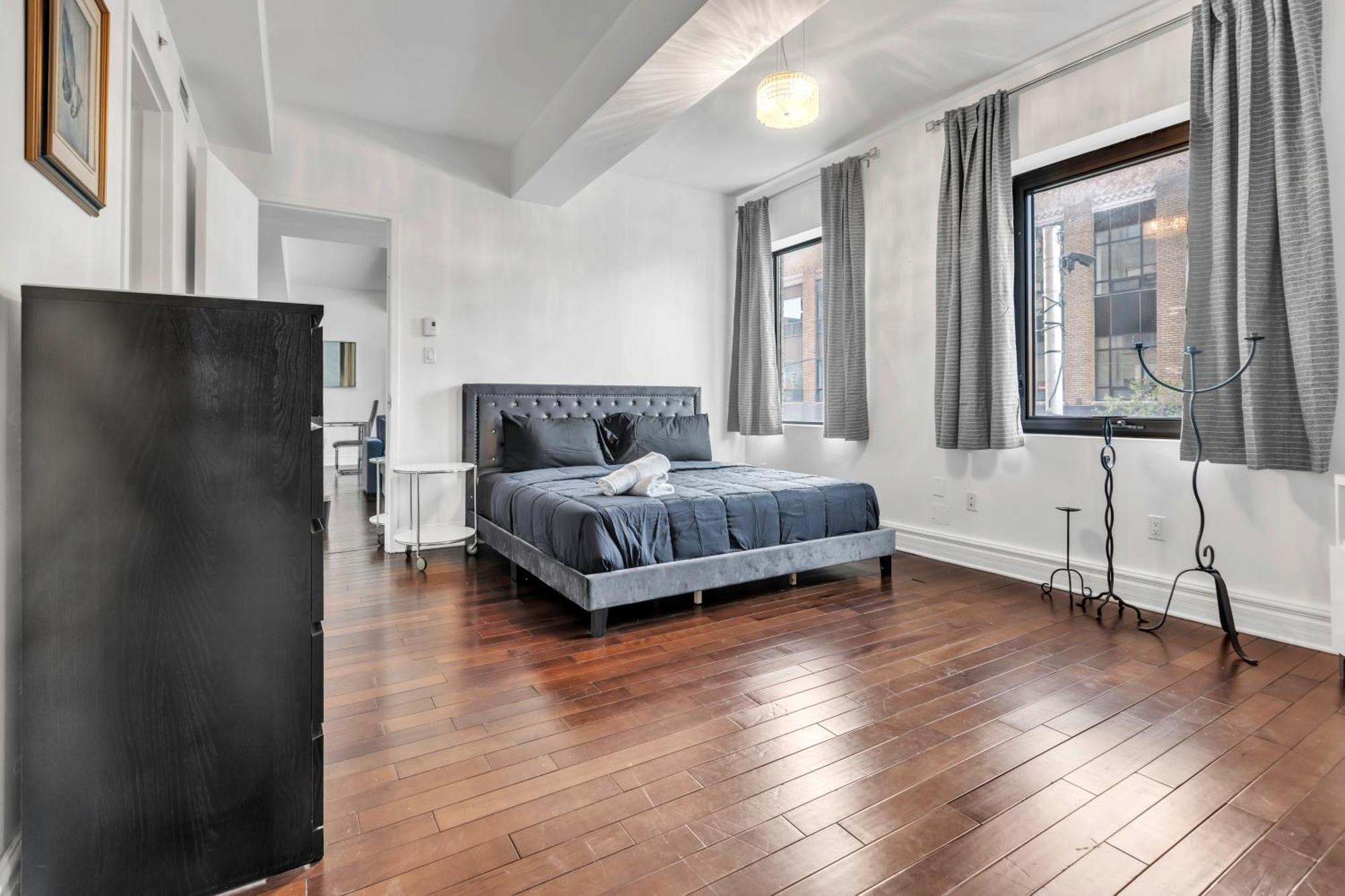 Luxurious 2 Bedroom 2 Bathroom Downtown Apartment *
