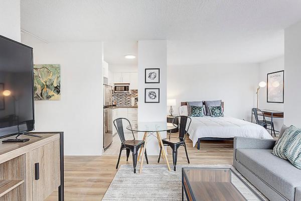 One Bedroom Oasis Steps Away From Mount Royal Apartment *