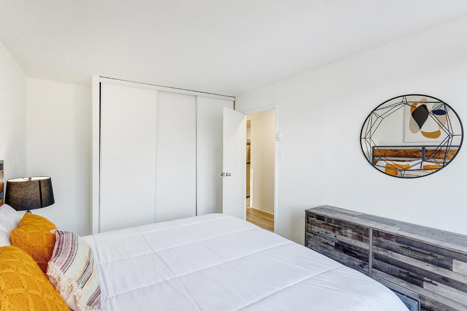 One Bedroom Oasis Steps Away From Mount Royal * Montreal