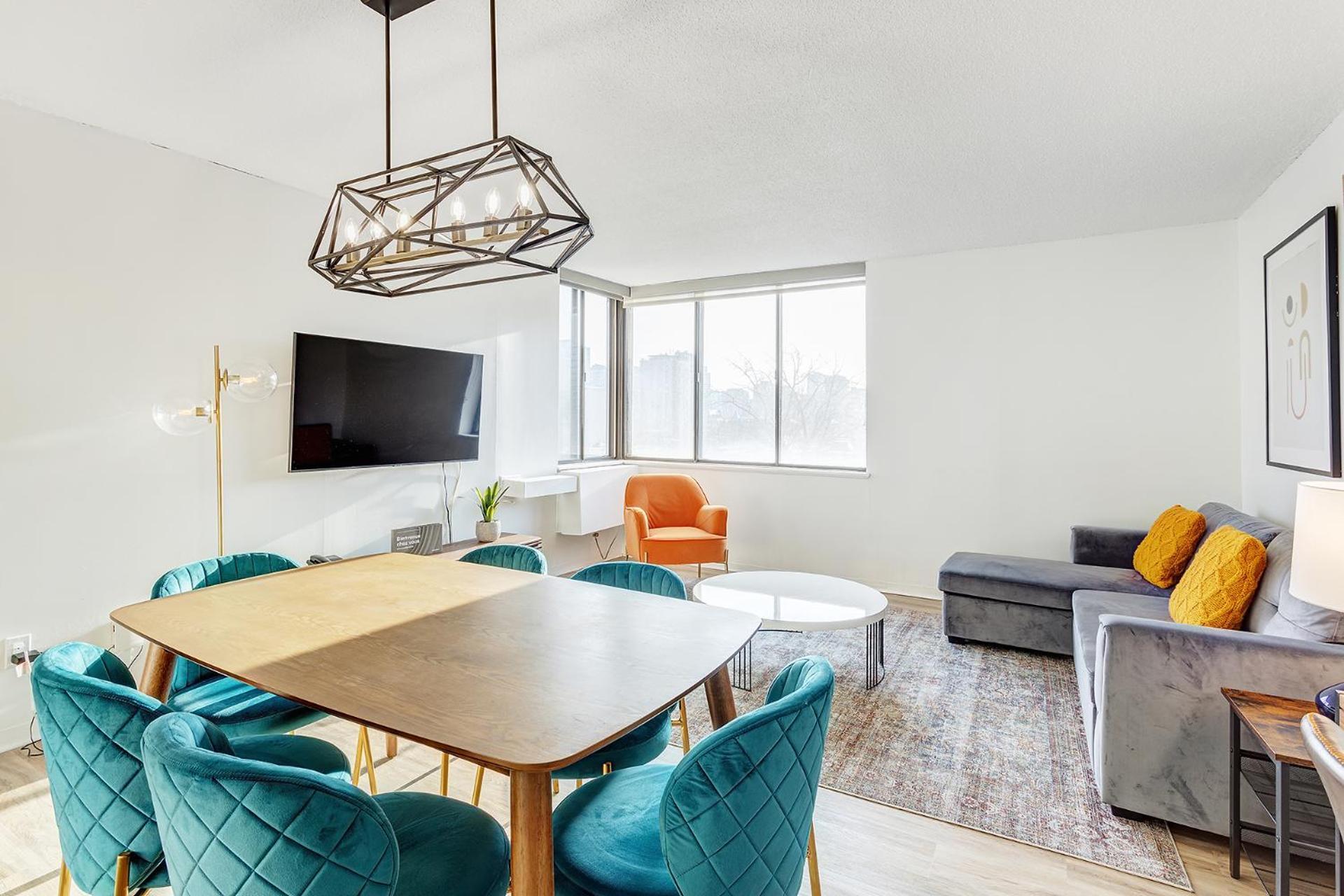One Bedroom Oasis Steps Away From Mount Royal Apartment *