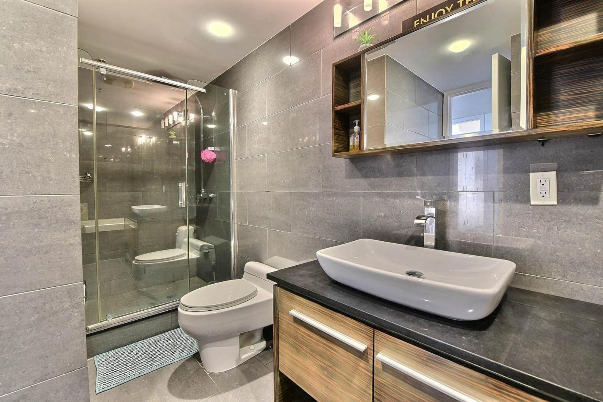 Chic Downtown 2 Bed 2 Bath Free Indoor Parking Apartment *