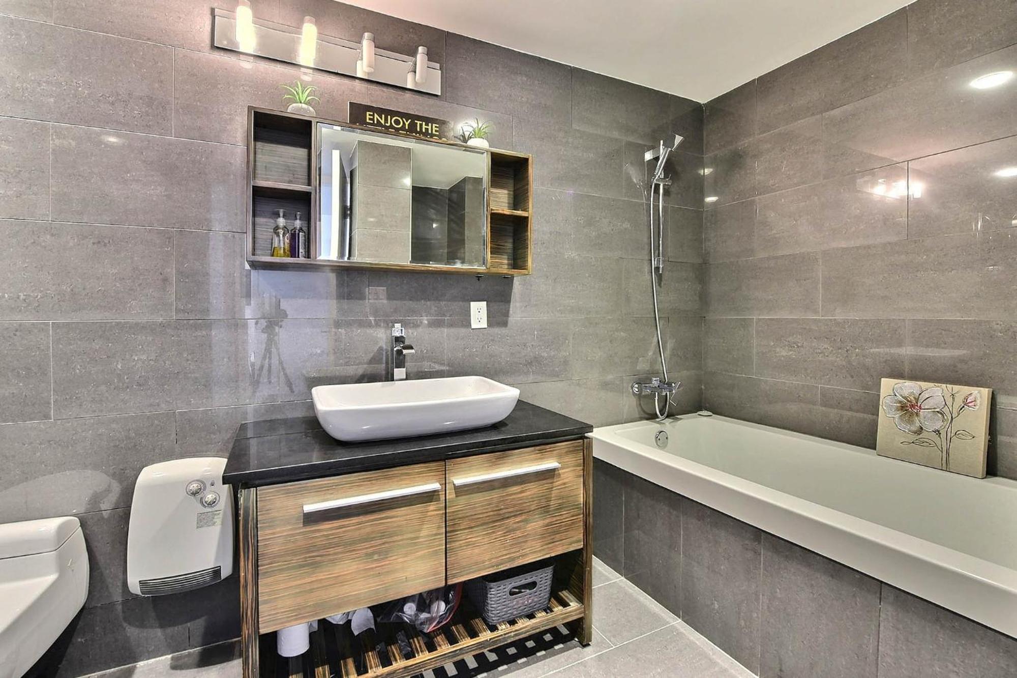 Apartment Chic Downtown 2 Bed 2 Bath Free Indoor Parking Montreal