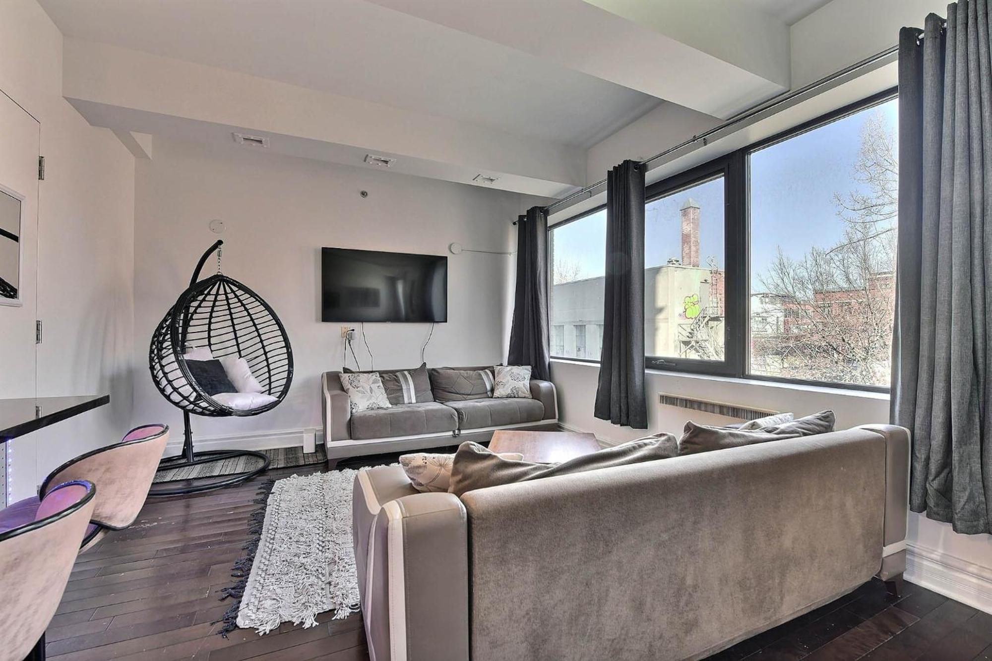 Chic Downtown 2 Bed 2 Bath Free Indoor Parking *