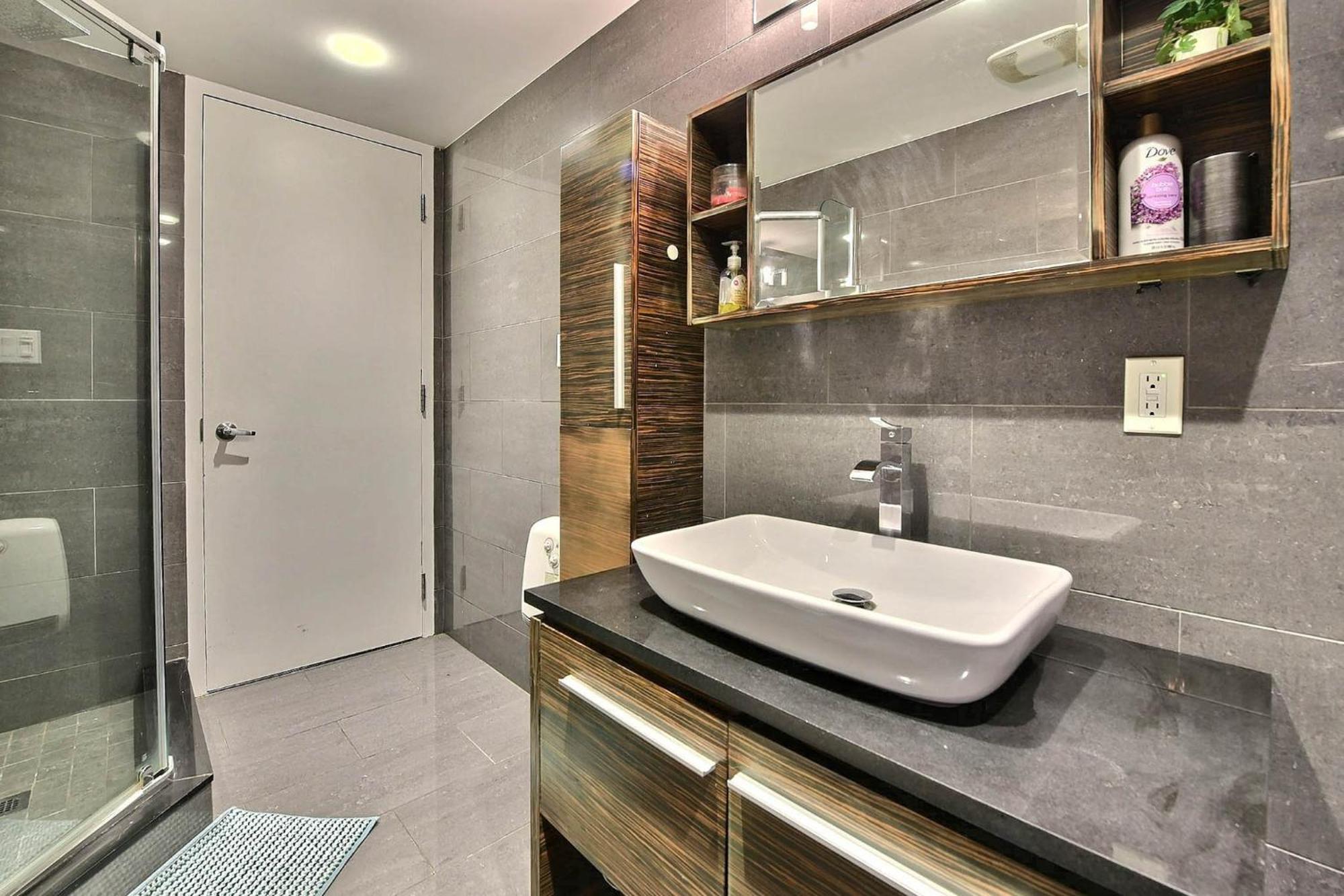 Chic Downtown 2 Bed 2 Bath Free Indoor Parking Montreal