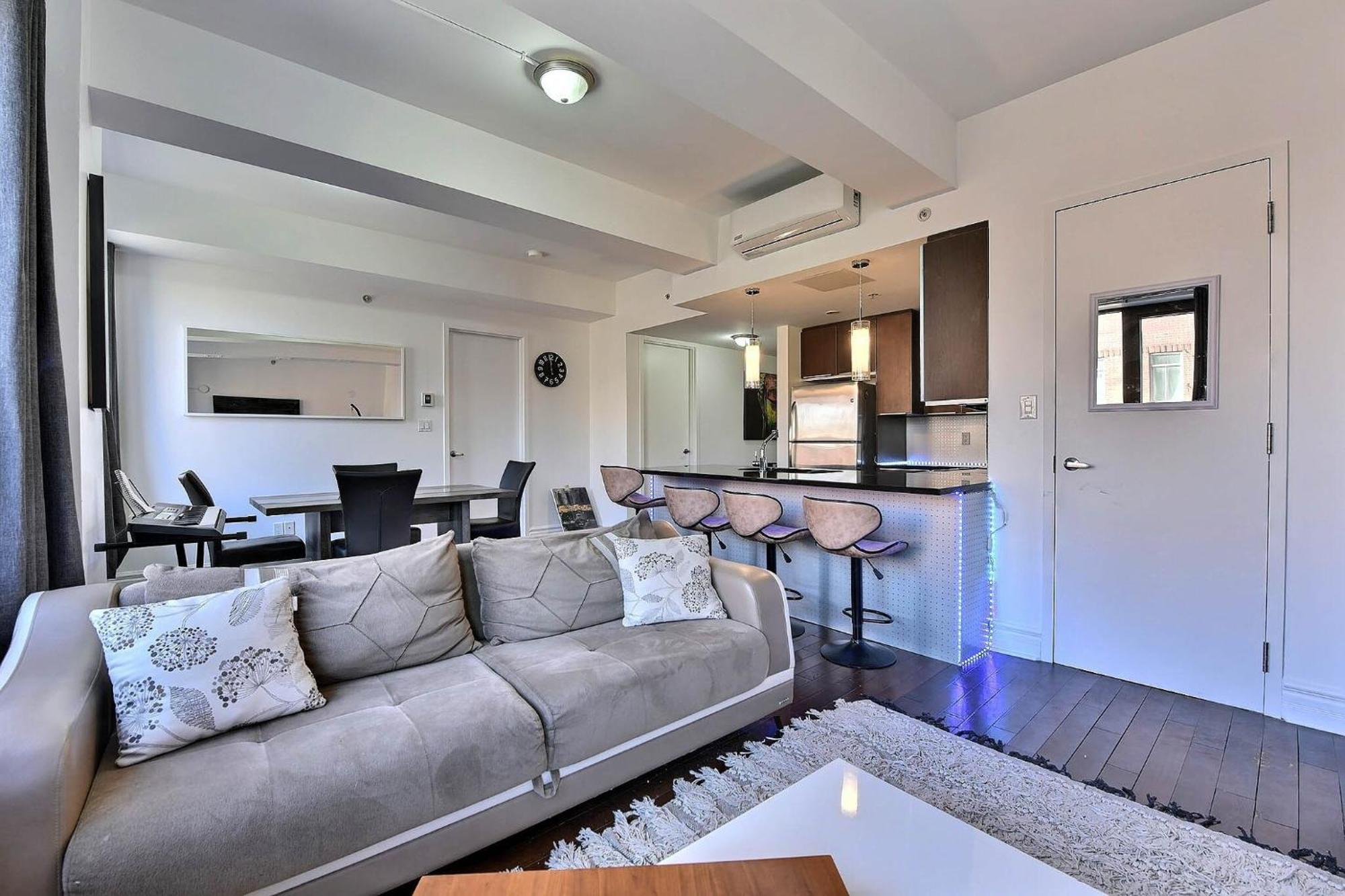 Chic Downtown 2 Bed 2 Bath Free Indoor Parking Apartment