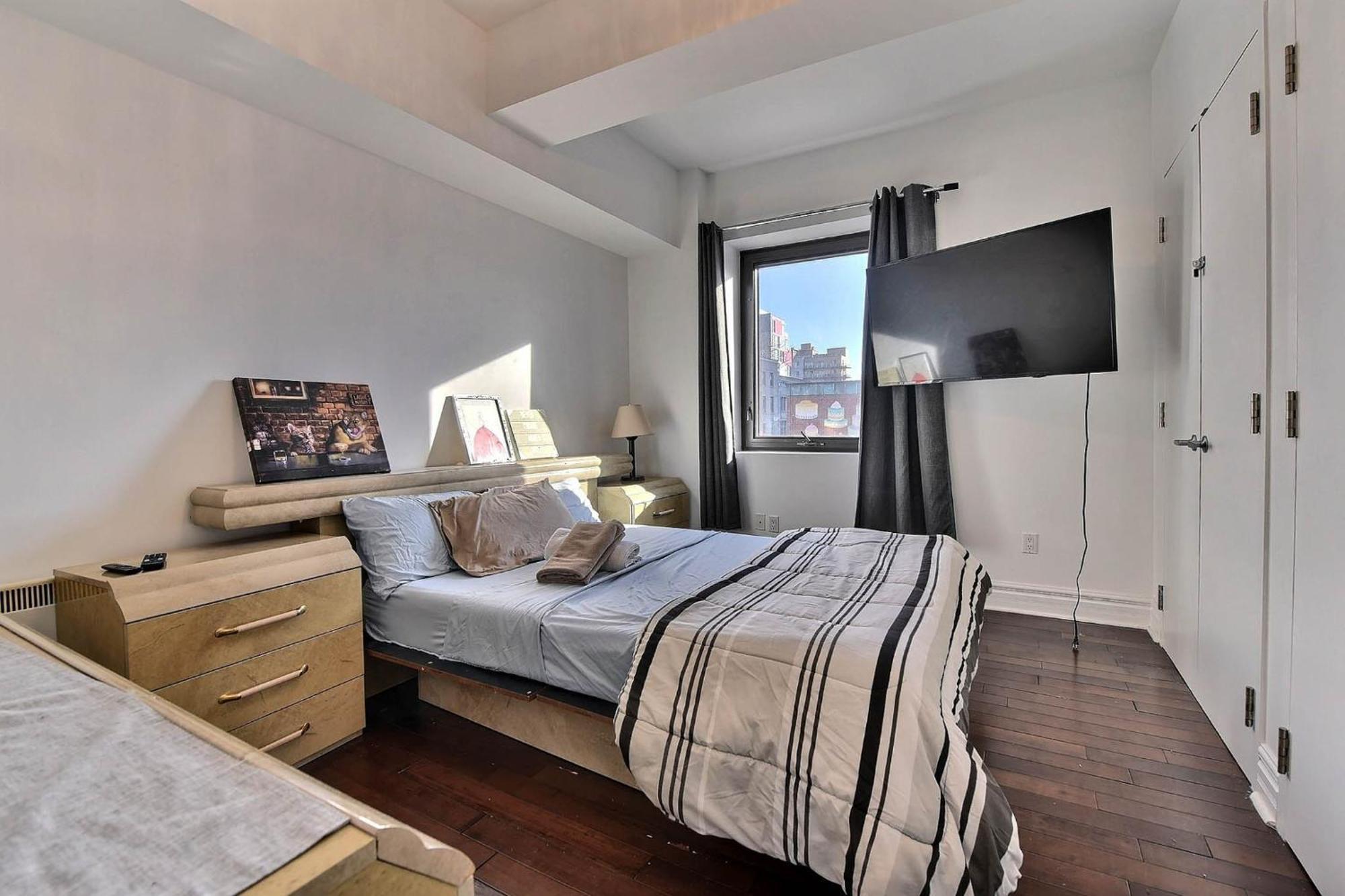 Chic Downtown 2 Bed 2 Bath Free Indoor Parking * Montreal