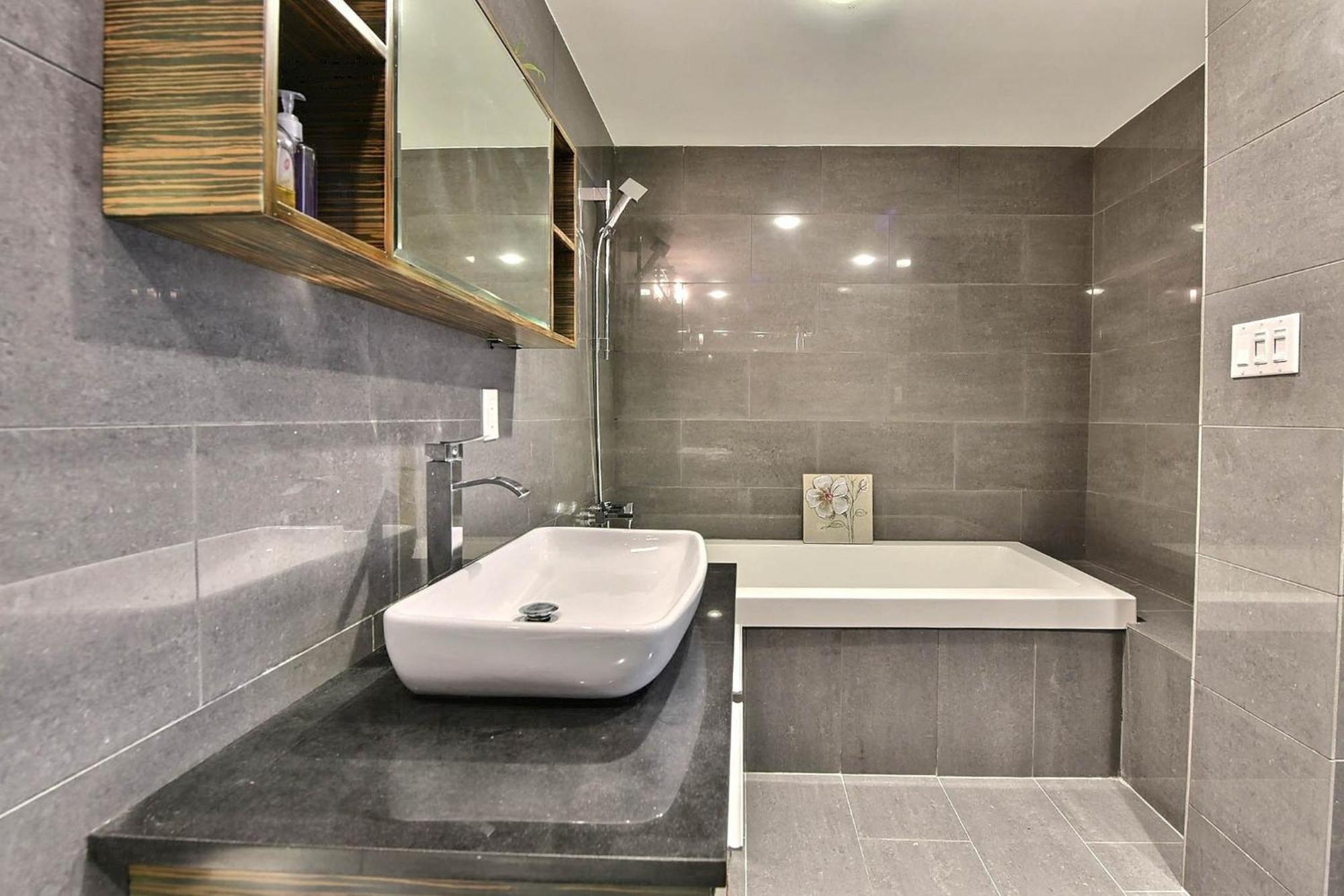 Chic Downtown 2 Bed 2 Bath Free Indoor Parking Apartment *