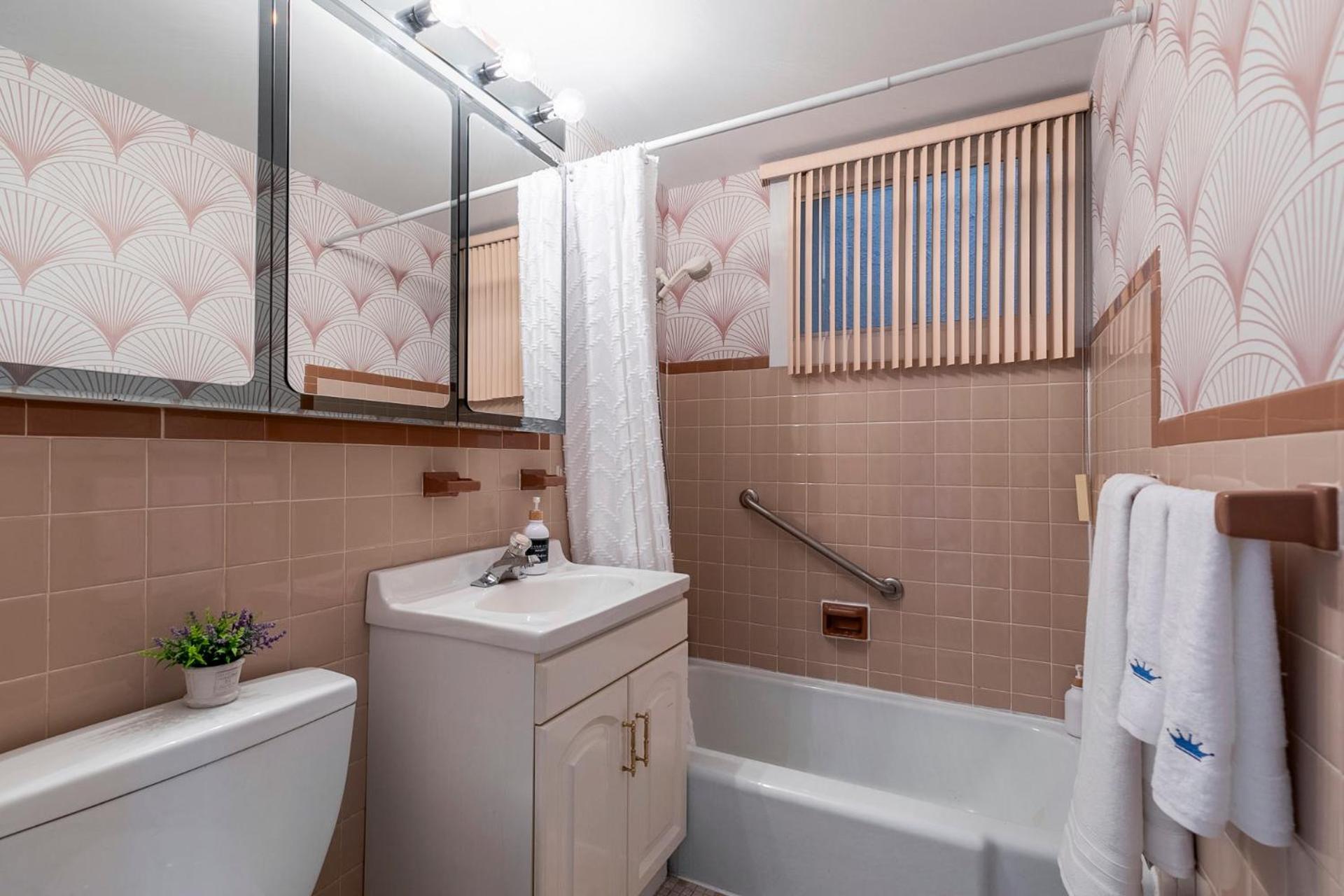 Apartment Cozy Entire Apartment-3min Walk To Metro-free Parking-botanical Garden-biodome *