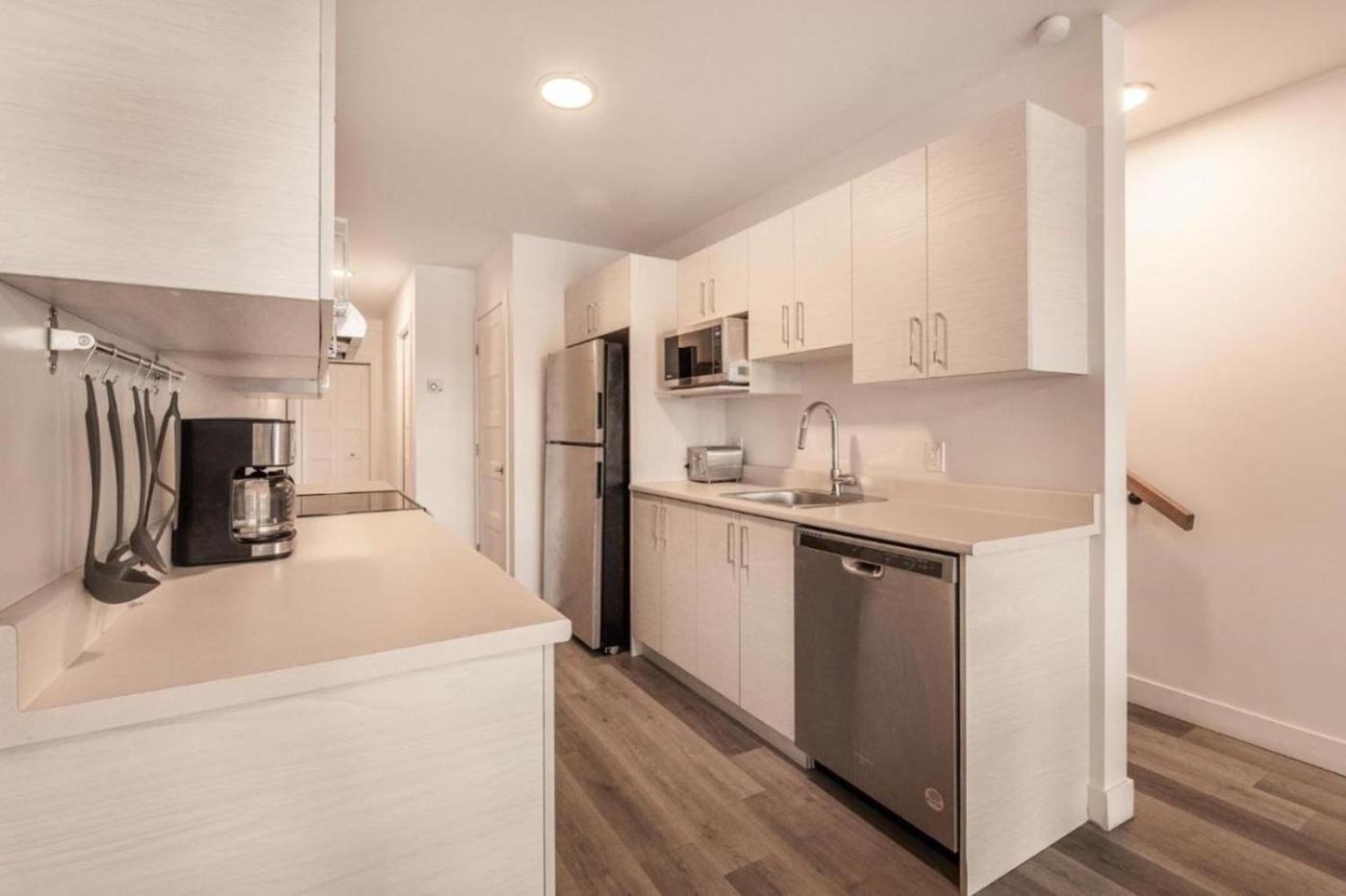 Stylish Two-story With 2 Bedrooms 1108 Apartment *