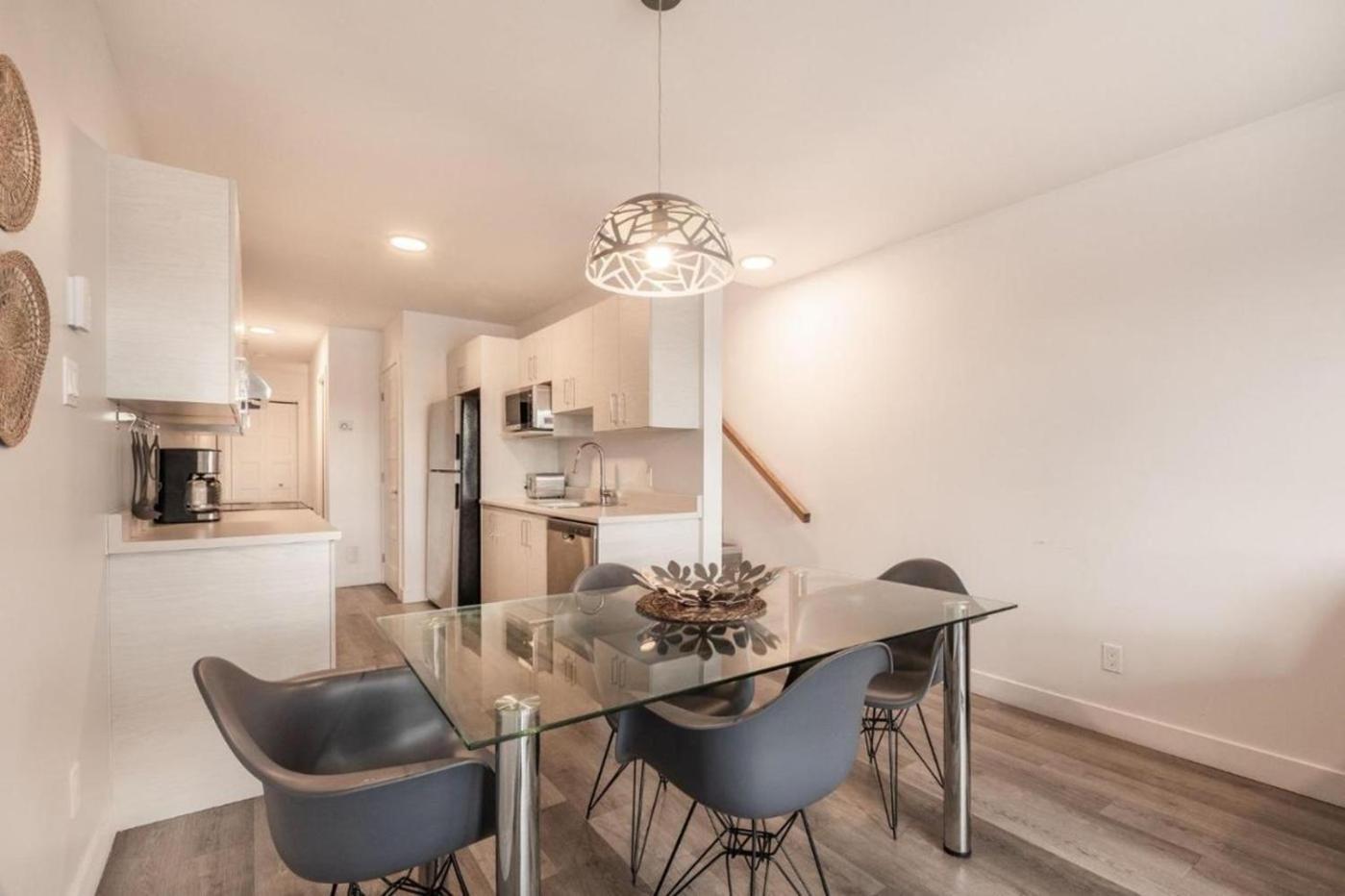 Stylish Two-story With 2 Bedrooms 1108 Apartment *