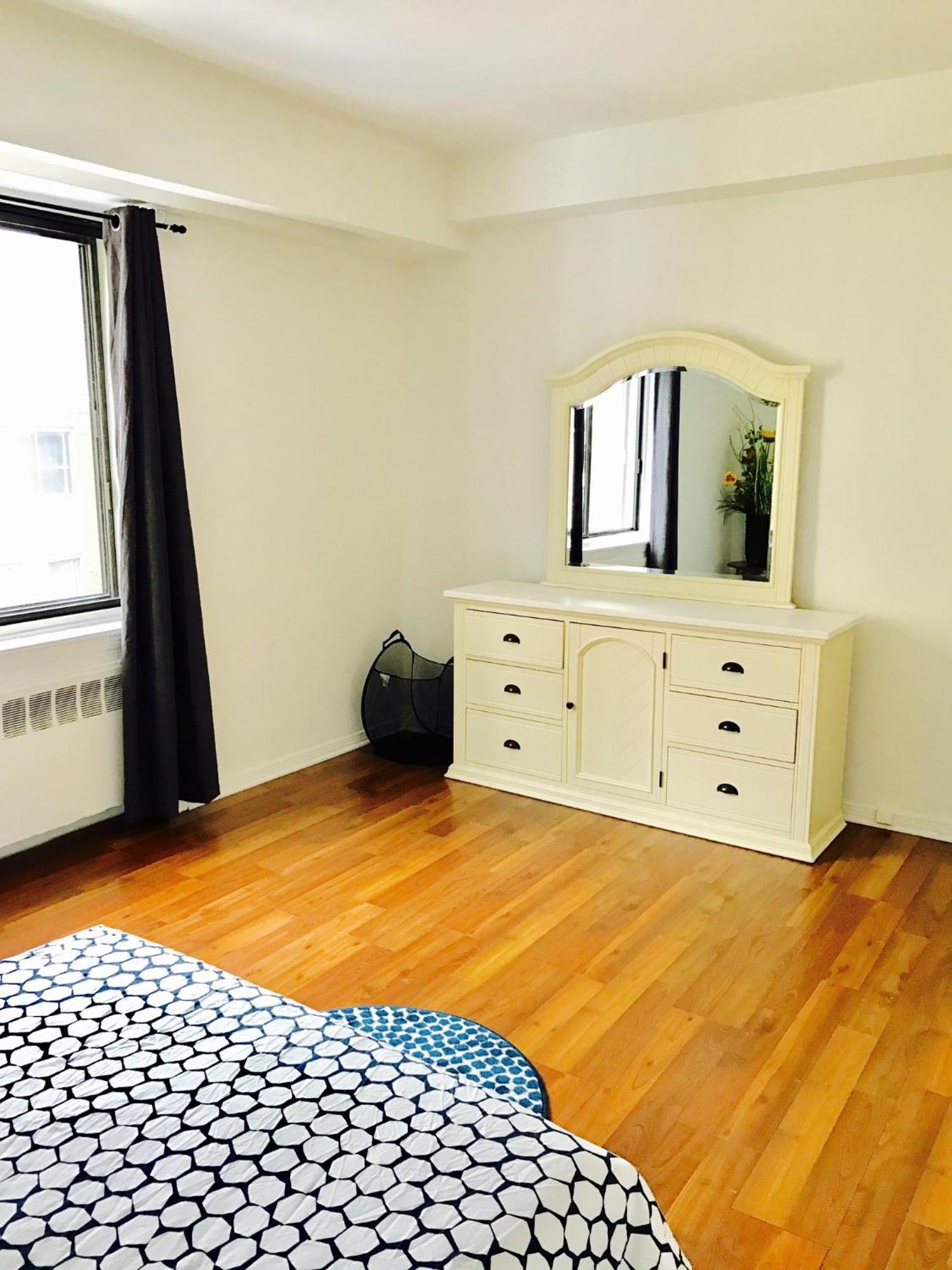 Stylish Apartment: Comfortable In The Golden Square Mile Apartment *