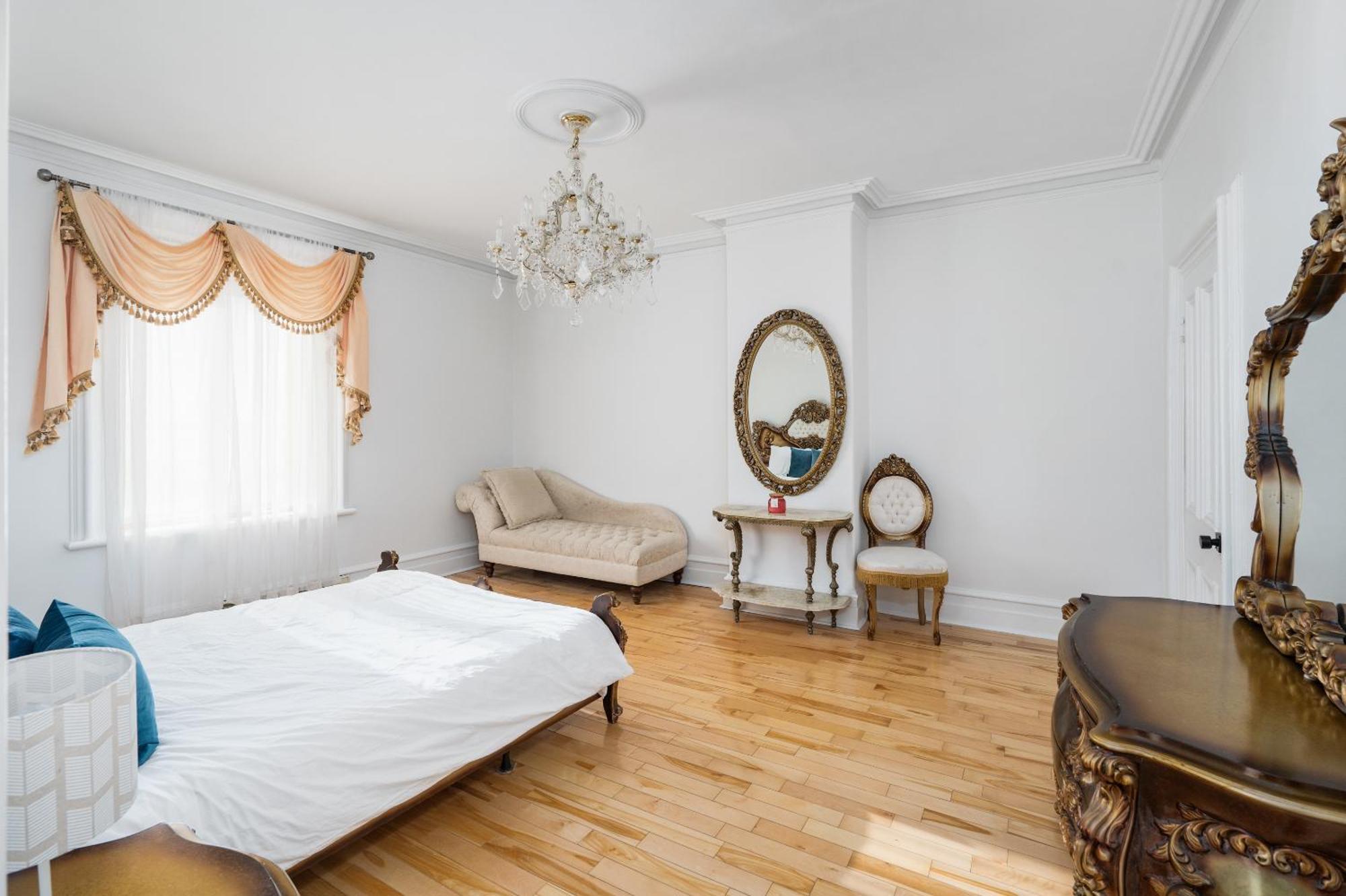 Centennial 6-bedroom Waterfront Palace Sleeps 14 * Montreal