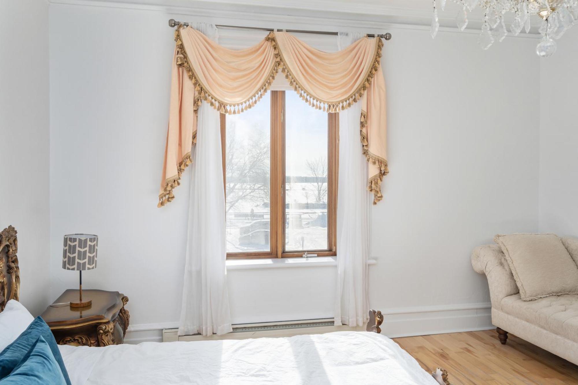 Villa Centennial 6-bedroom Waterfront Palace Sleeps 14 Montreal