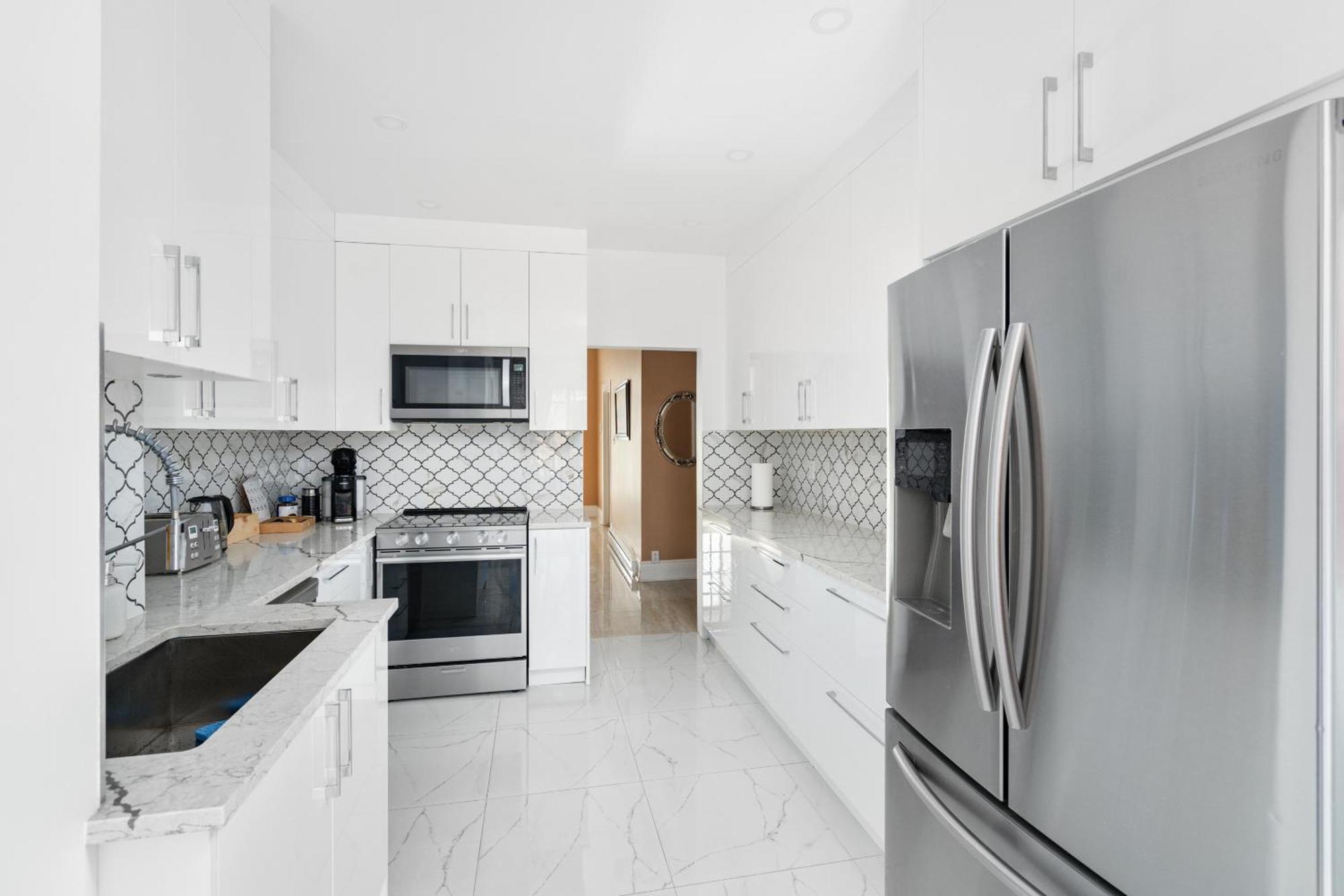 Centennial 6-bedroom Waterfront Palace Sleeps 14 *